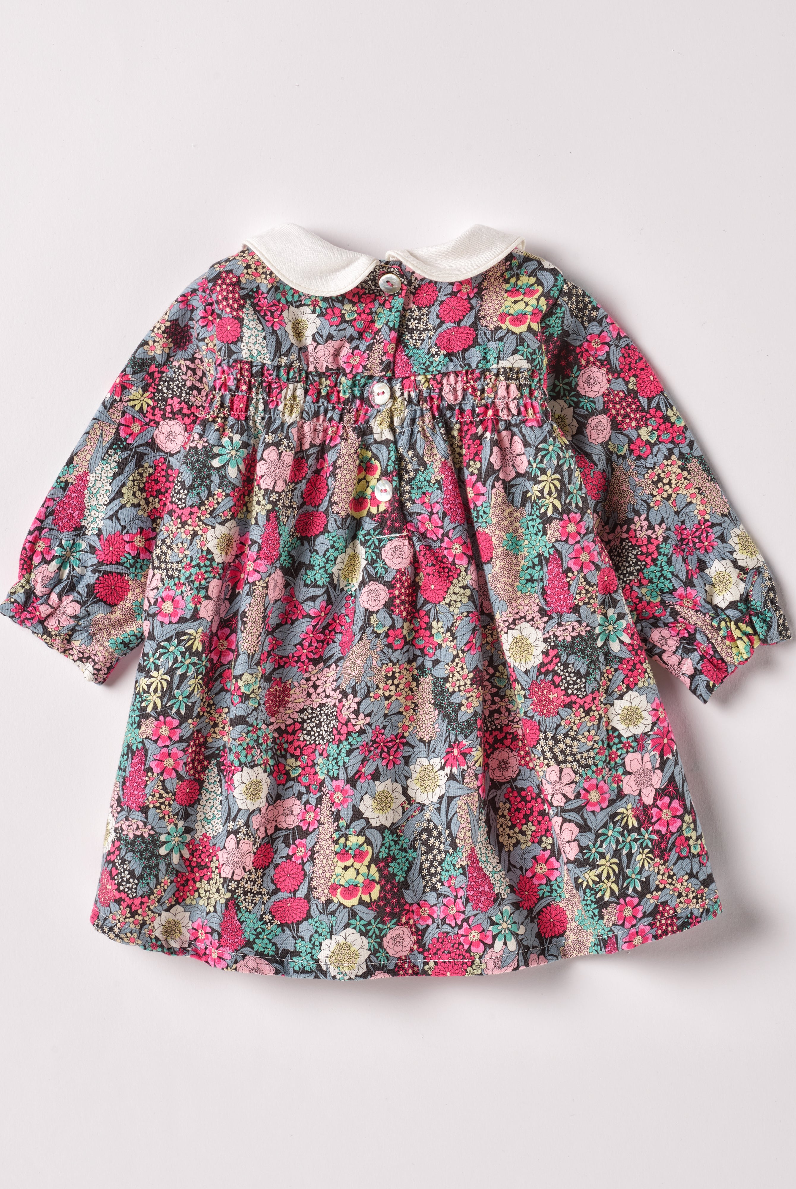 Dieses klassische Twill-Kleid mit weißem Kragen und Schleife aus Samt ist ein modisches Highlight. Die floralen Muster des Liberty Stoffes haben eine tolle Farbsättigung und machen das AMIO Firenze Kleid zu einem echten Blickfang. Der weiche Baumwollstoff liegt angenehm auf der Haut und das Unterkleid sorgt für ein geschmeidiges Tragegefühl.
Höchste Qualität, bestes Preis-Leistungs-Verhältnis MADE IN ITALY.