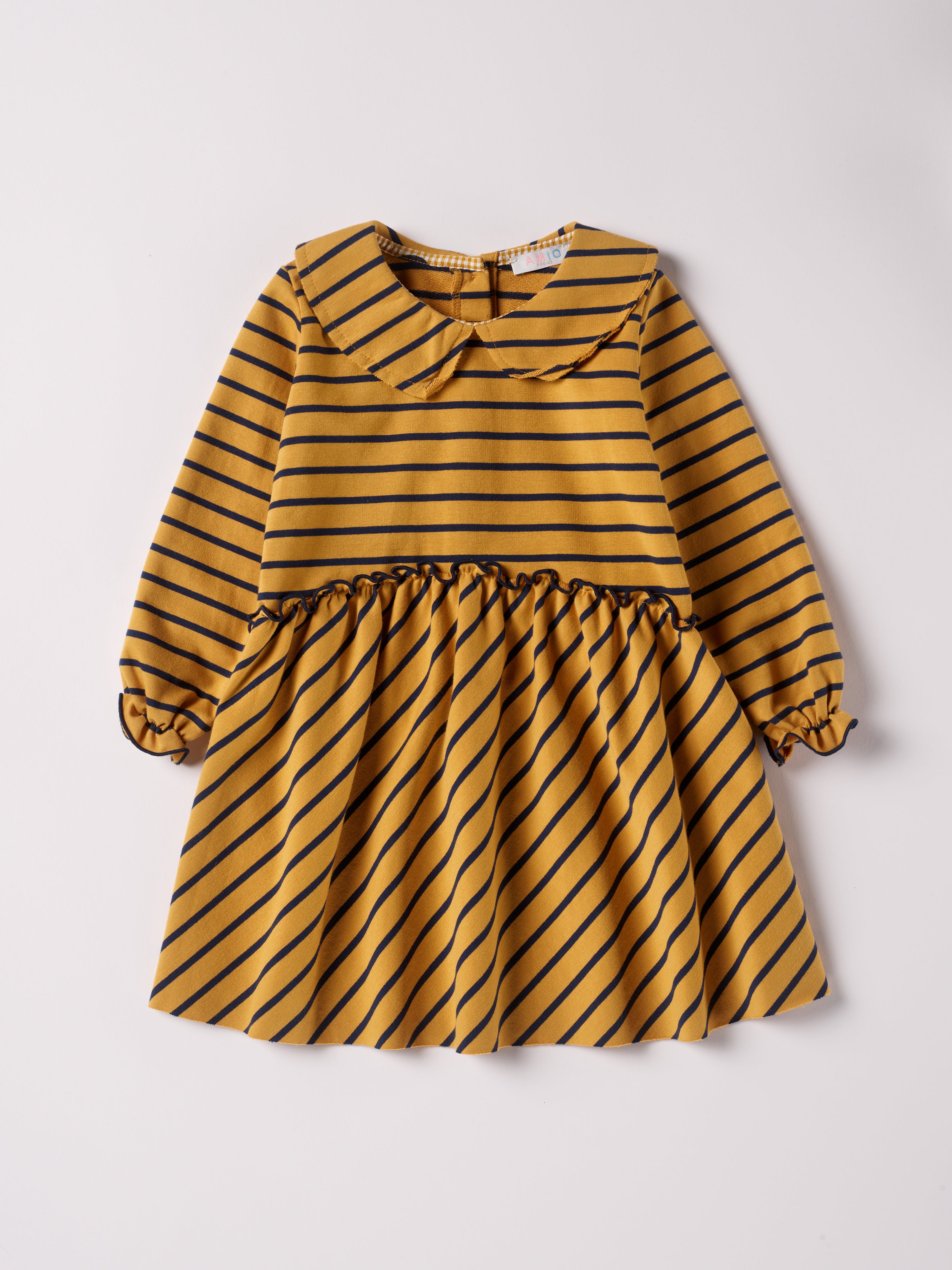 Dieses modische Kleid ist ein eleganter Blickfang im Alltag. Der weiche Baumwollstoff liegt angenehm auf der Haut und sorgt für ein geschmeidiges Tragegefühl. Das moderne Design verleiht jedem Auftritt eine stilvolle Note.
Höchste Qualität, bestes Preis-Leistungs-Verhältnis MADE IN ITALY.