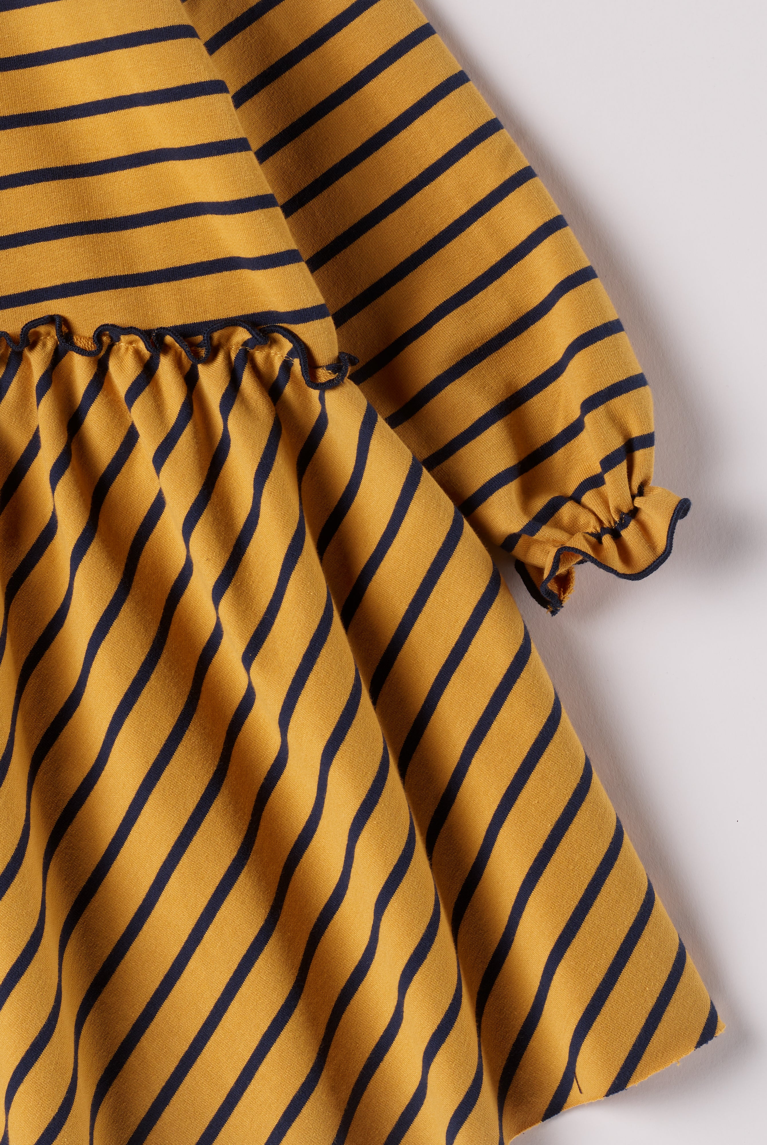 Dieses modische Kleid ist ein eleganter Blickfang im Alltag. Der weiche Baumwollstoff liegt angenehm auf der Haut und sorgt für ein geschmeidiges Tragegefühl. Das moderne Design verleiht jedem Auftritt eine stilvolle Note.
Höchste Qualität, bestes Preis-Leistungs-Verhältnis MADE IN ITALY.