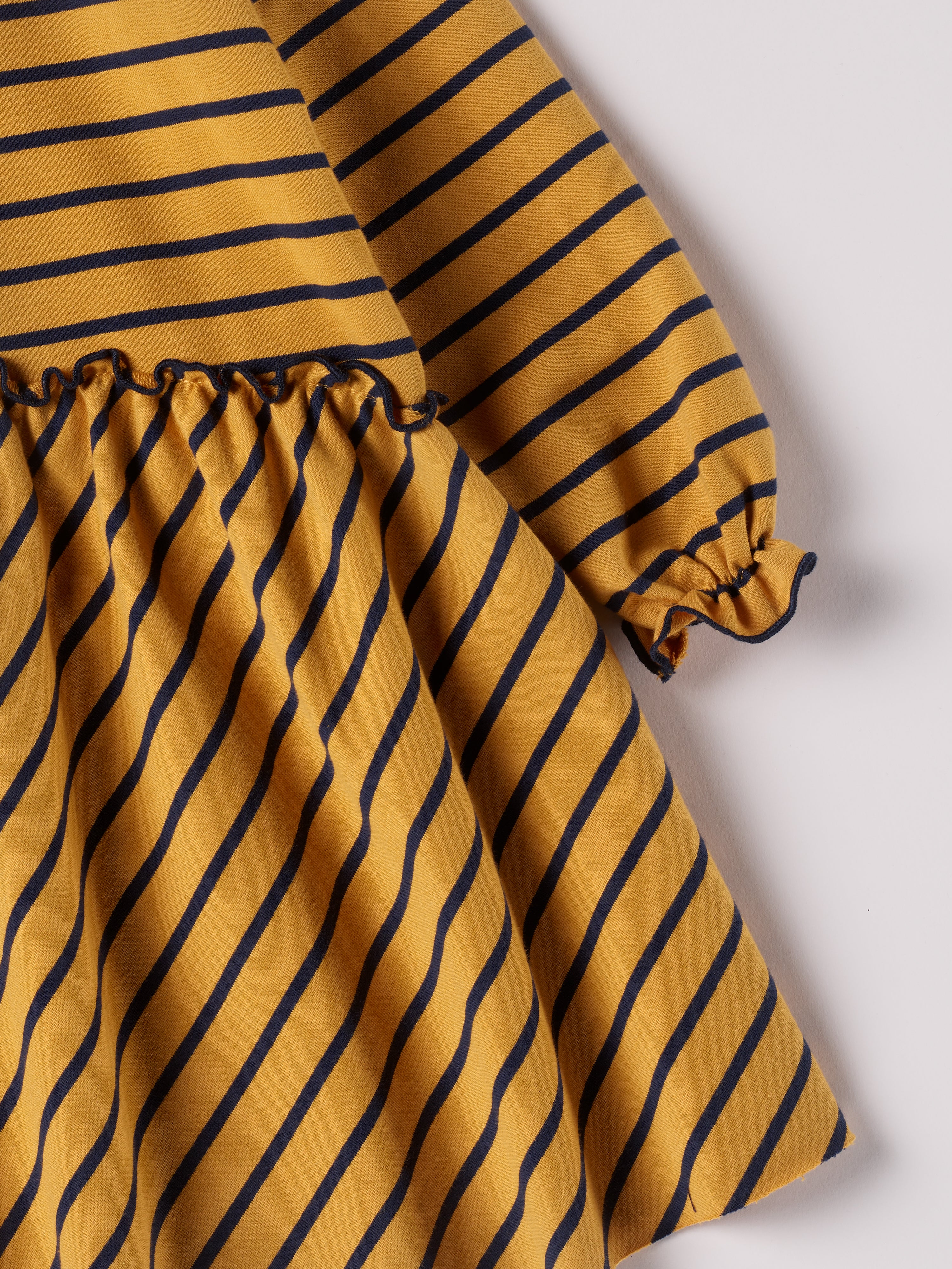 Dieses modische Kleid ist ein eleganter Blickfang im Alltag. Der weiche Baumwollstoff liegt angenehm auf der Haut und sorgt für ein geschmeidiges Tragegefühl. Das moderne Design verleiht jedem Auftritt eine stilvolle Note.
Höchste Qualität, bestes Preis-Leistungs-Verhältnis MADE IN ITALY.