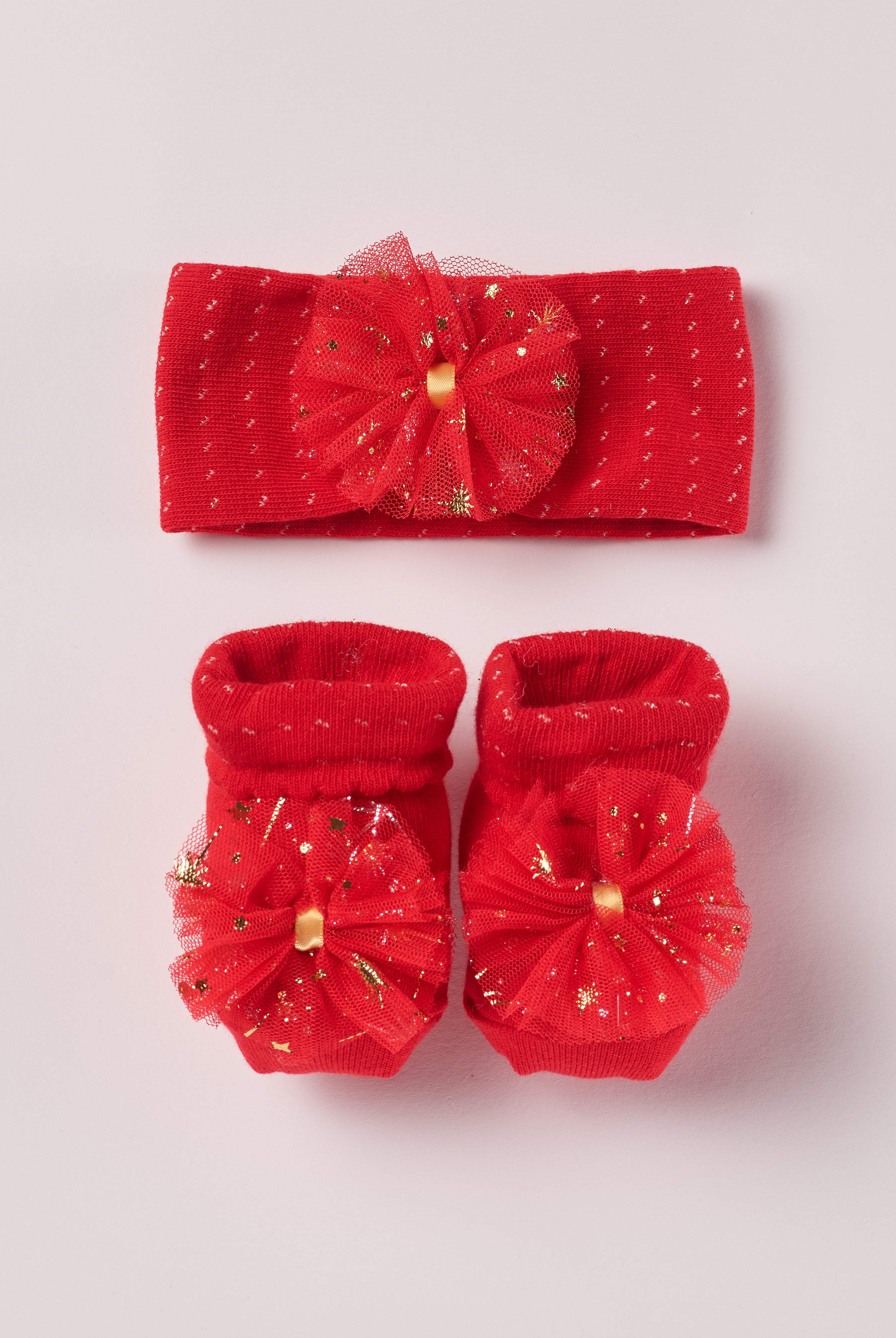 Das niedliche Weihnachts-Set von AMIO Firenze ist die perfekte Geschenkidee für Neugeborene und Kinder bis 3 Monate. Maximaler Tragekomfort, gepaart mit einer herausragenden Passform. Die edlen Blütenapplikationen sorgen für ein chices Weihnachtsoutfit und unvergessliche Bilder. Das Set wird in einer ansprechenden Geschenkbox präsentiert.
Höchste Qualität, bestes Preis-Leistungs-Verhältnis MADE IN ITALY.