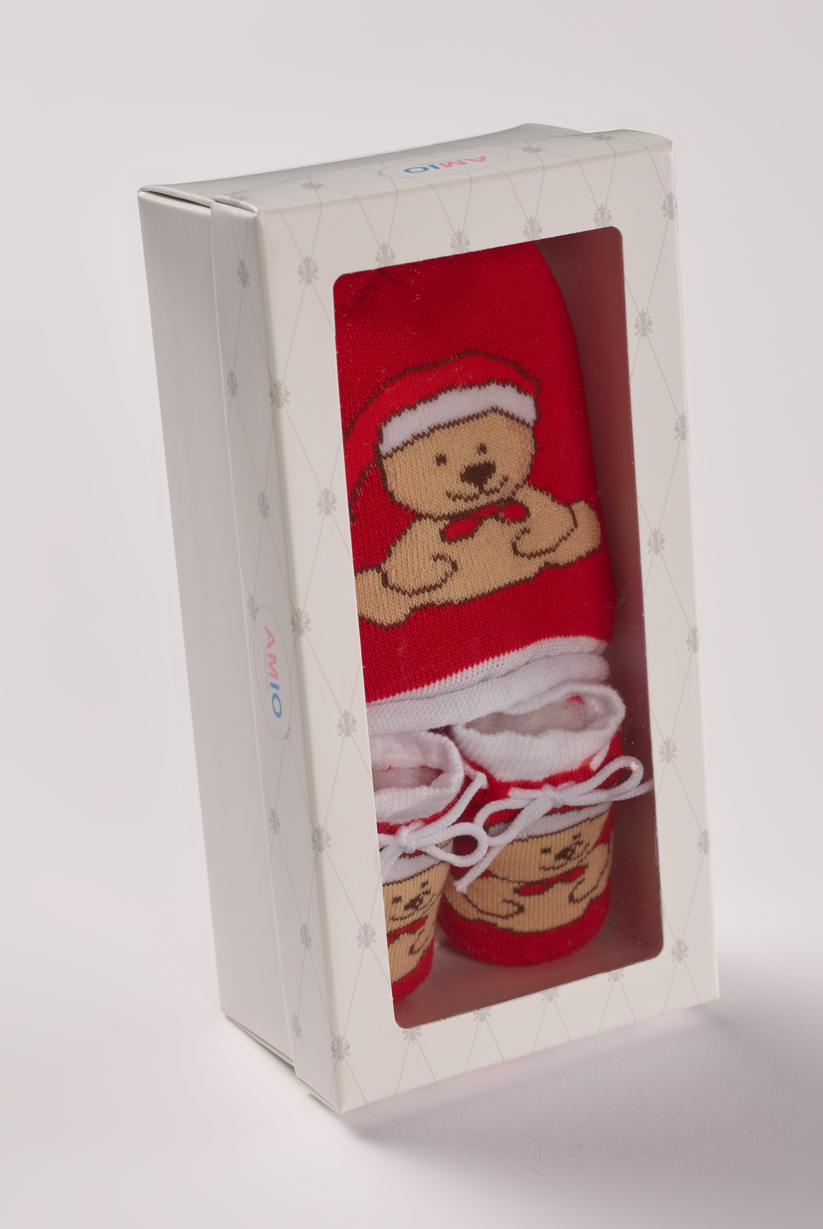 Das niedliche Weihnachts-Set von AMIO Firenze ist die perfekte Geschenkidee für Neugeborene. Maximaler Tragekomfort, gepaart mit einer herausragenden Passform. Die eingewebten Weihnachtsmotive sorgen für eine festliche Weihnachtsstimmung und unvergessliche Bilder. Das Set wird in einer ansprechenden Geschenkbox präsentiert.
Höchste Qualität, bestes Preis-Leistungs-Verhältnis MADE IN ITALY.