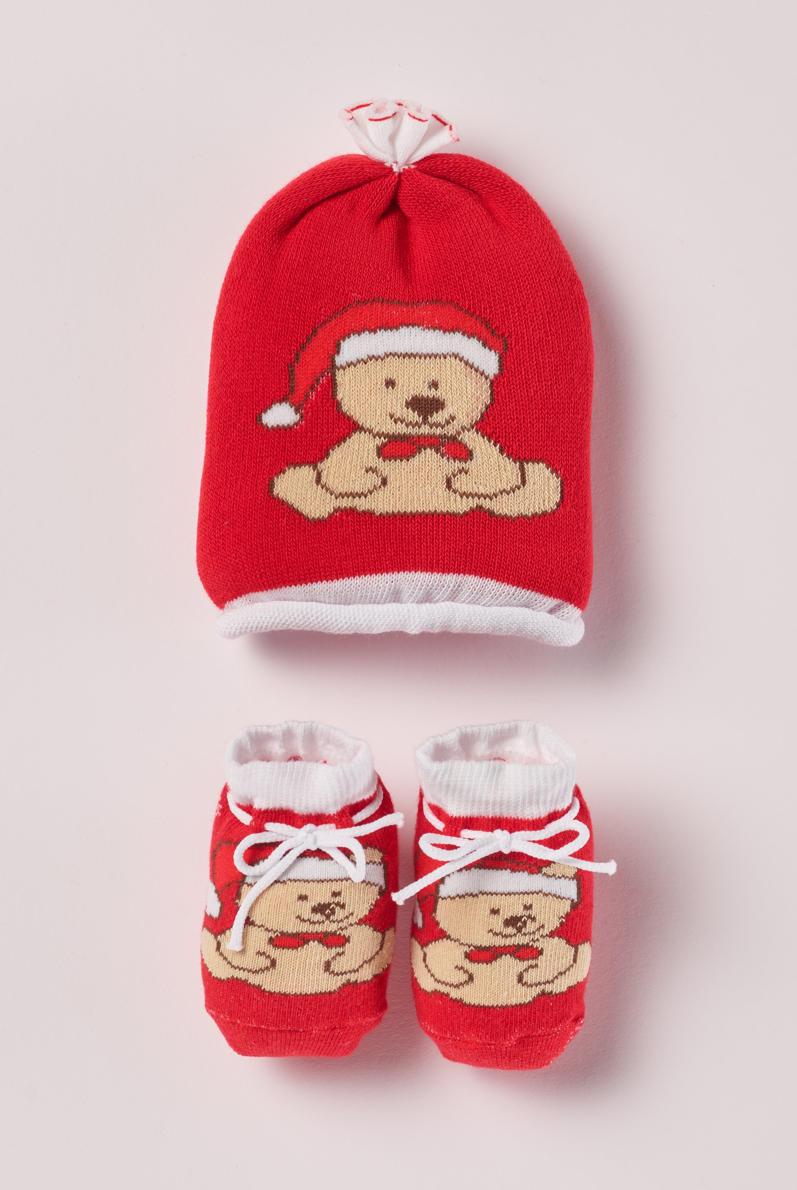 Das niedliche Weihnachts-Set von AMIO Firenze ist die perfekte Geschenkidee für Neugeborene. Maximaler Tragekomfort, gepaart mit einer herausragenden Passform. Die eingewebten Weihnachtsmotive sorgen für eine festliche Weihnachtsstimmung und unvergessliche Bilder. Das Set wird in einer ansprechenden Geschenkbox präsentiert.
Höchste Qualität, bestes Preis-Leistungs-Verhältnis MADE IN ITALY.