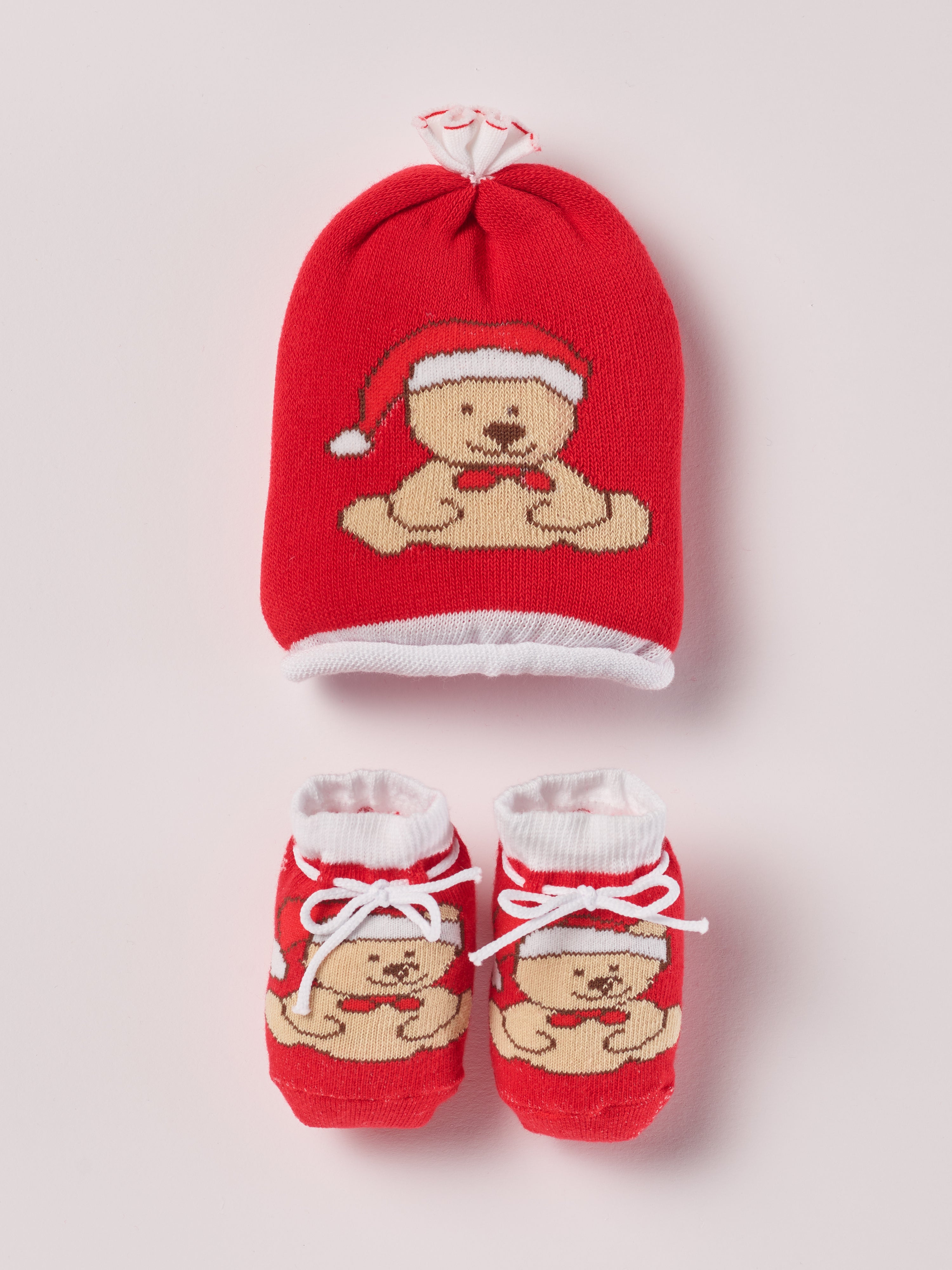 Das niedliche Weihnachts-Set von AMIO Firenze ist die perfekte Geschenkidee für Neugeborene. Maximaler Tragekomfort, gepaart mit einer herausragenden Passform. Die eingewebten Weihnachtsmotive sorgen für eine festliche Weihnachtsstimmung und unvergessliche Bilder. Das Set wird in einer ansprechenden Geschenkbox präsentiert.
Höchste Qualität, bestes Preis-Leistungs-Verhältnis MADE IN ITALY.