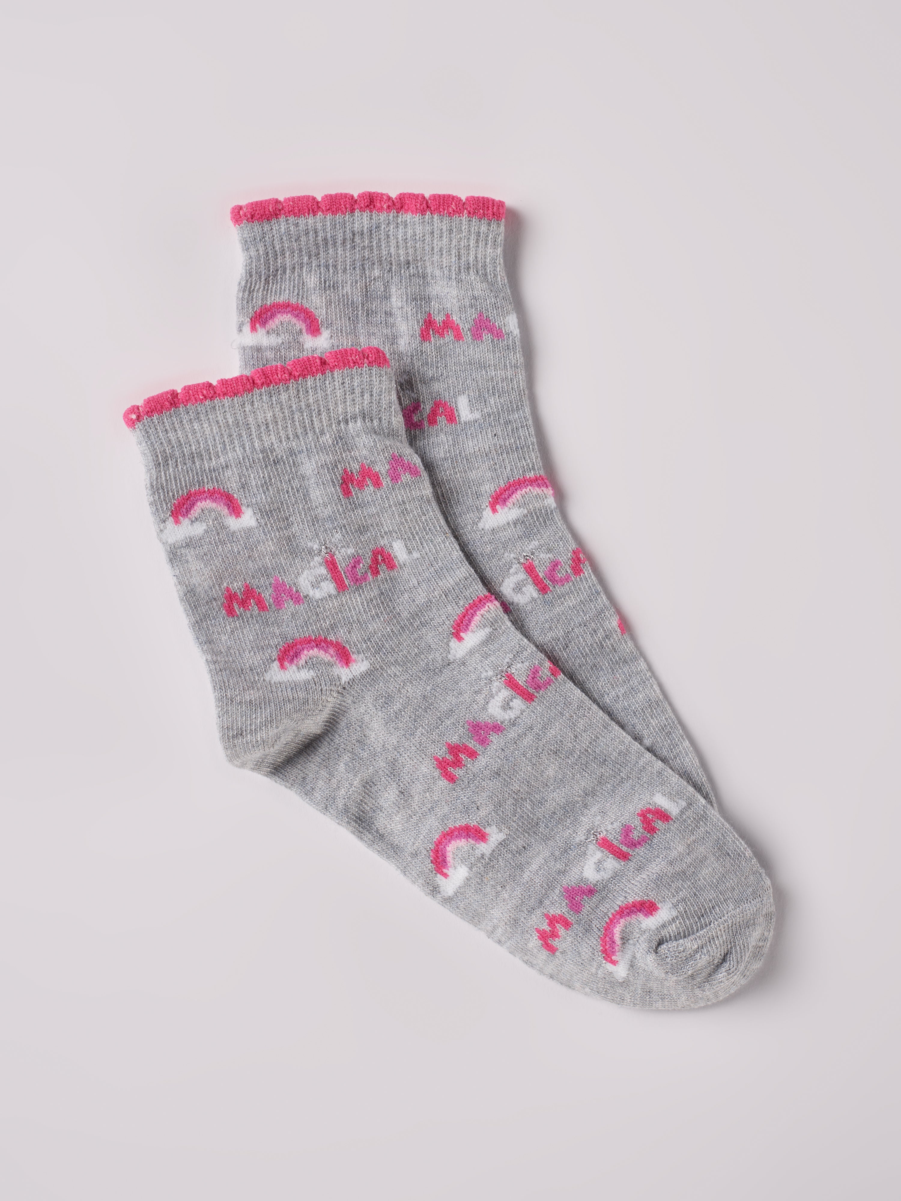 Die zauberhaften Socken mit Magical-Motiv von AMIO Firenze werden jedes Mädchen verzaubern. Mit einem verspielten Regenbogen-Motiv und einem Höchstmaß an Tragekomfort bringen diese Socken nicht nur Freude, sondern auch Spaß. Der schöne Monaco-Farbton verleiht ihnen eine besonders charmante Note für den Alltag.
Höchste Qualität, bestes Preis-Leistungs-Verhältnis MADE IN ITALY.