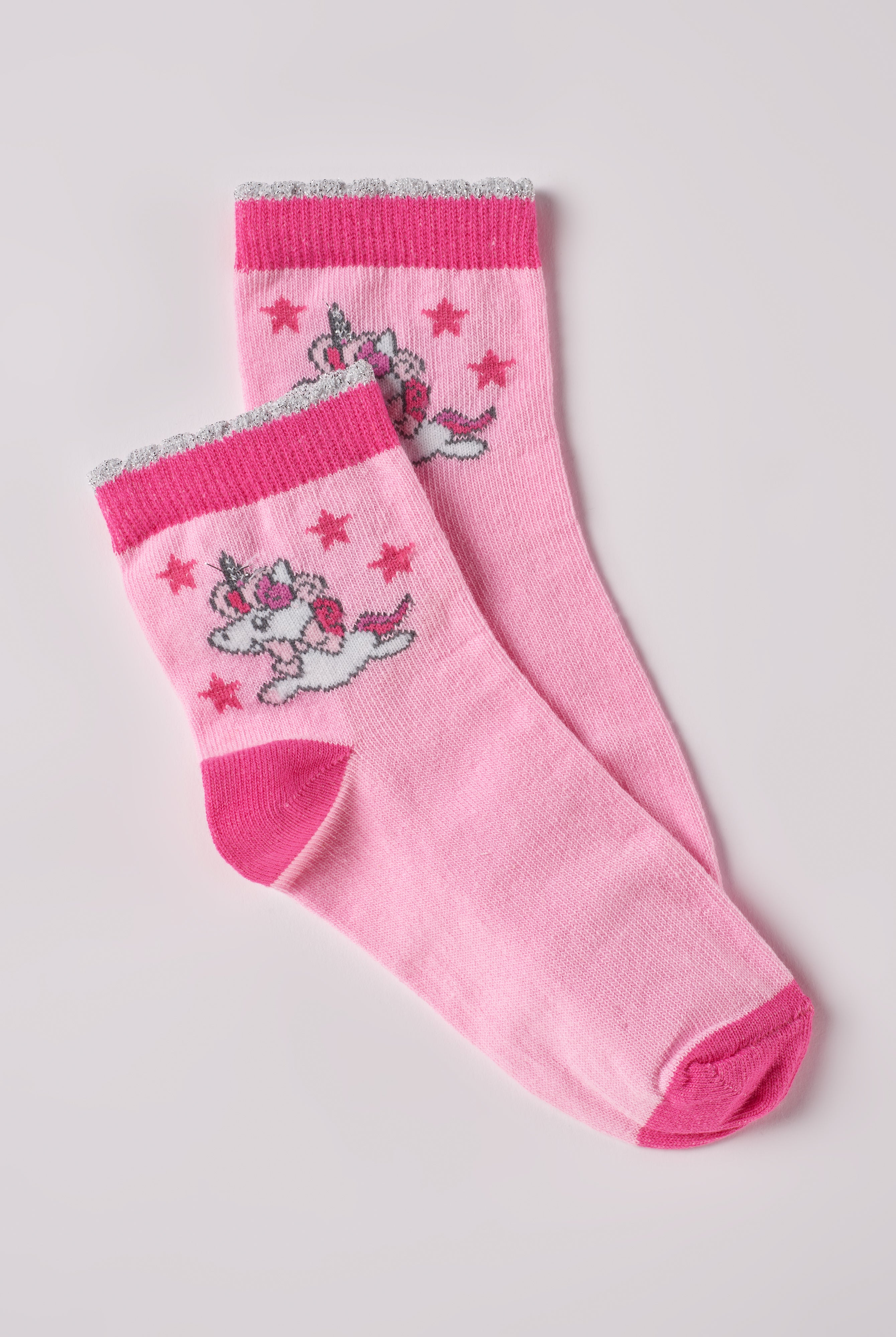 Die zauberhaften Socken mit Einhorn-Motiv von AMIO Firenze werden jedes Mädchen verzaubern. Mit einem verspielten Einhorn-Motiv und einem Höchstmaß an Tragekomfort bringen diese Socken nicht nur Freude, sondern auch Spaß. Der schöne Rosa-Farbton verleiht ihnen eine besonders charmante Note.
Höchste Qualität, bestes Preis-Leistungs-Verhältnis MADE IN ITALY.