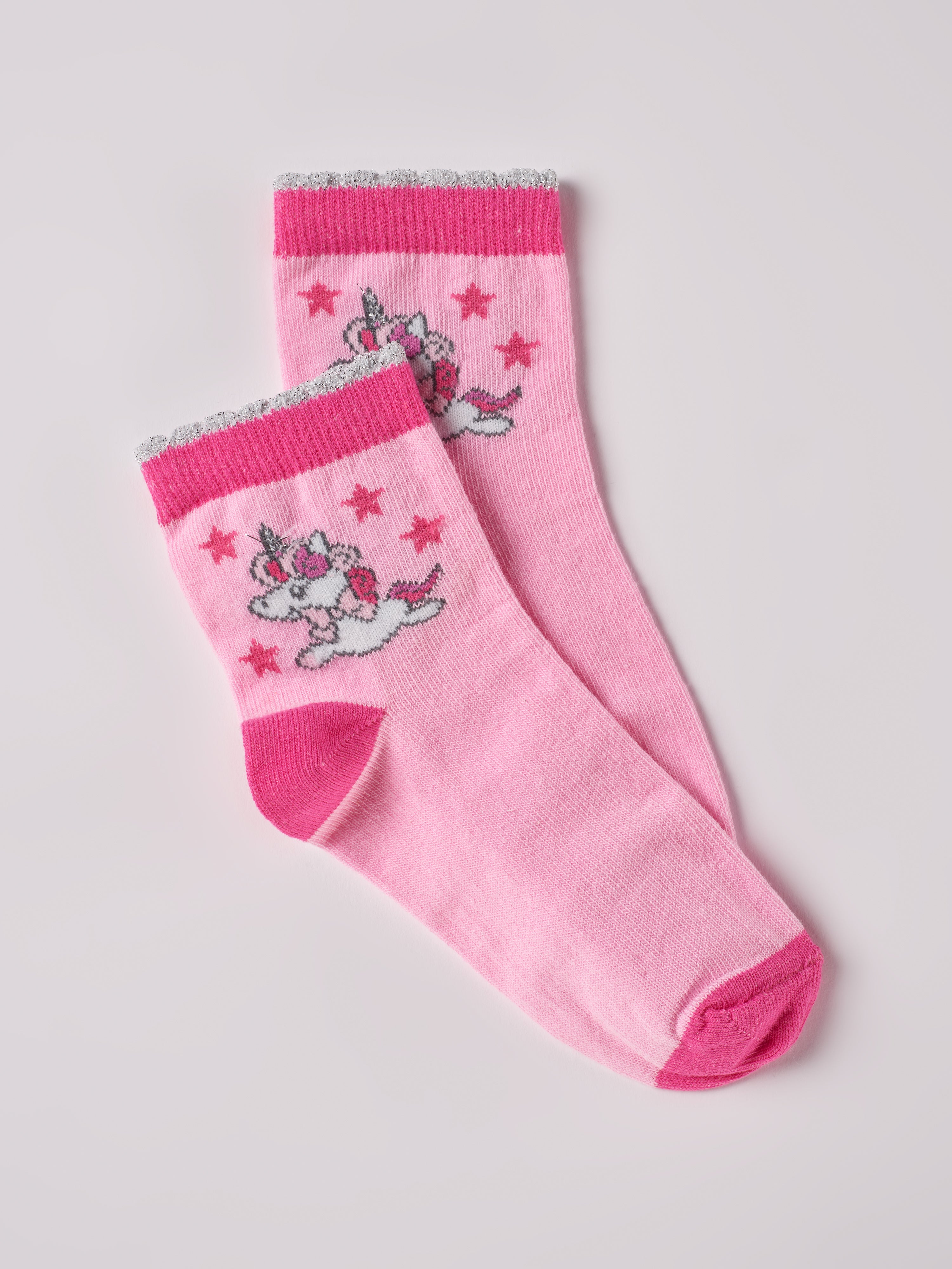 Die zauberhaften Socken mit Einhorn-Motiv von AMIO Firenze werden jedes Mädchen verzaubern. Mit einem verspielten Einhorn-Motiv und einem Höchstmaß an Tragekomfort bringen diese Socken nicht nur Freude, sondern auch Spaß. Der schöne Rosa-Farbton verleiht ihnen eine besonders charmante Note.
Höchste Qualität, bestes Preis-Leistungs-Verhältnis MADE IN ITALY.