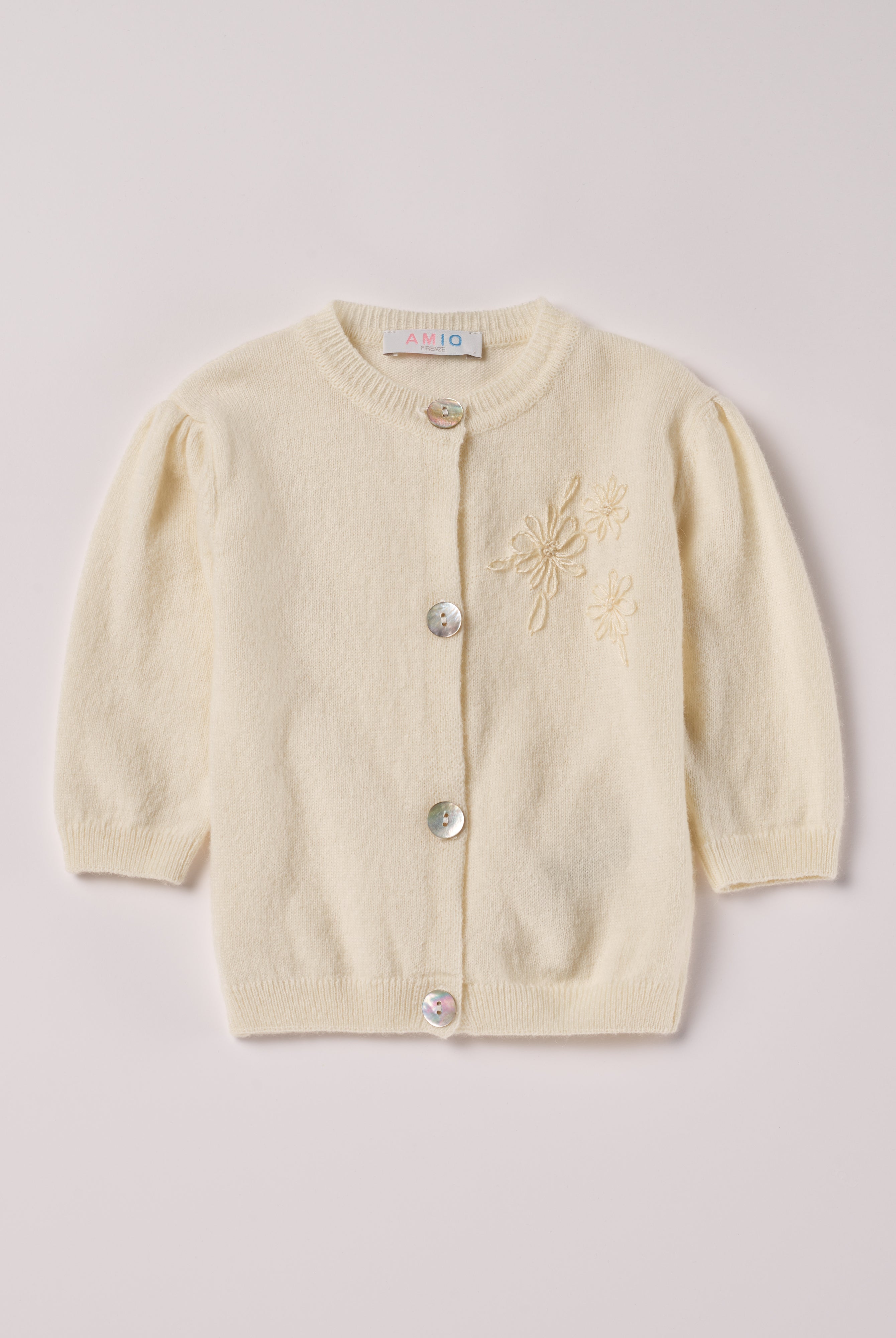Der Strick-Cardigan von AMIO Firenze ist dank seiner weichen, leichten und wärmenden Eigenschaften der perfekte Begleiter für kühlere Tage. Sein klassisches Design macht es zu einem eleganten Kleidungsstück, das man immer wieder zu festlichen oder alltäglichen Outfits kombiniert. Die echten Perlmuttknöpfe und die Blumenstickerei verleihen dem Cardigan eine besonders edle Note.
Höchste Qualität, bestes Preis-Leistungs-Verhältnis MADE IN ITALY.