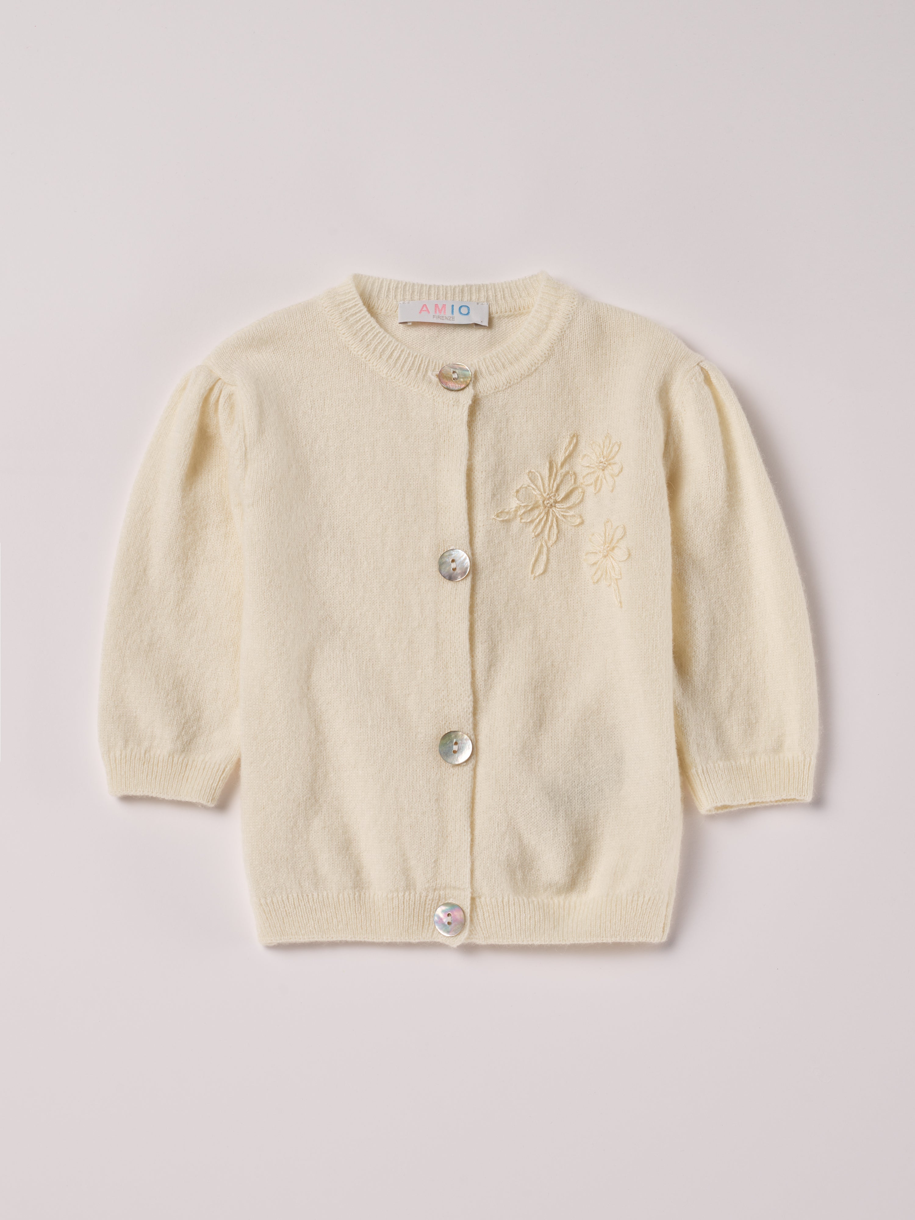 Der Strick-Cardigan von AMIO Firenze ist dank seiner weichen, leichten und wärmenden Eigenschaften der perfekte Begleiter für kühlere Tage. Sein klassisches Design macht es zu einem eleganten Kleidungsstück, das man immer wieder zu festlichen oder alltäglichen Outfits kombiniert. Die echten Perlmuttknöpfe und die Blumenstickerei verleihen dem Cardigan eine besonders edle Note.
Höchste Qualität, bestes Preis-Leistungs-Verhältnis MADE IN ITALY.