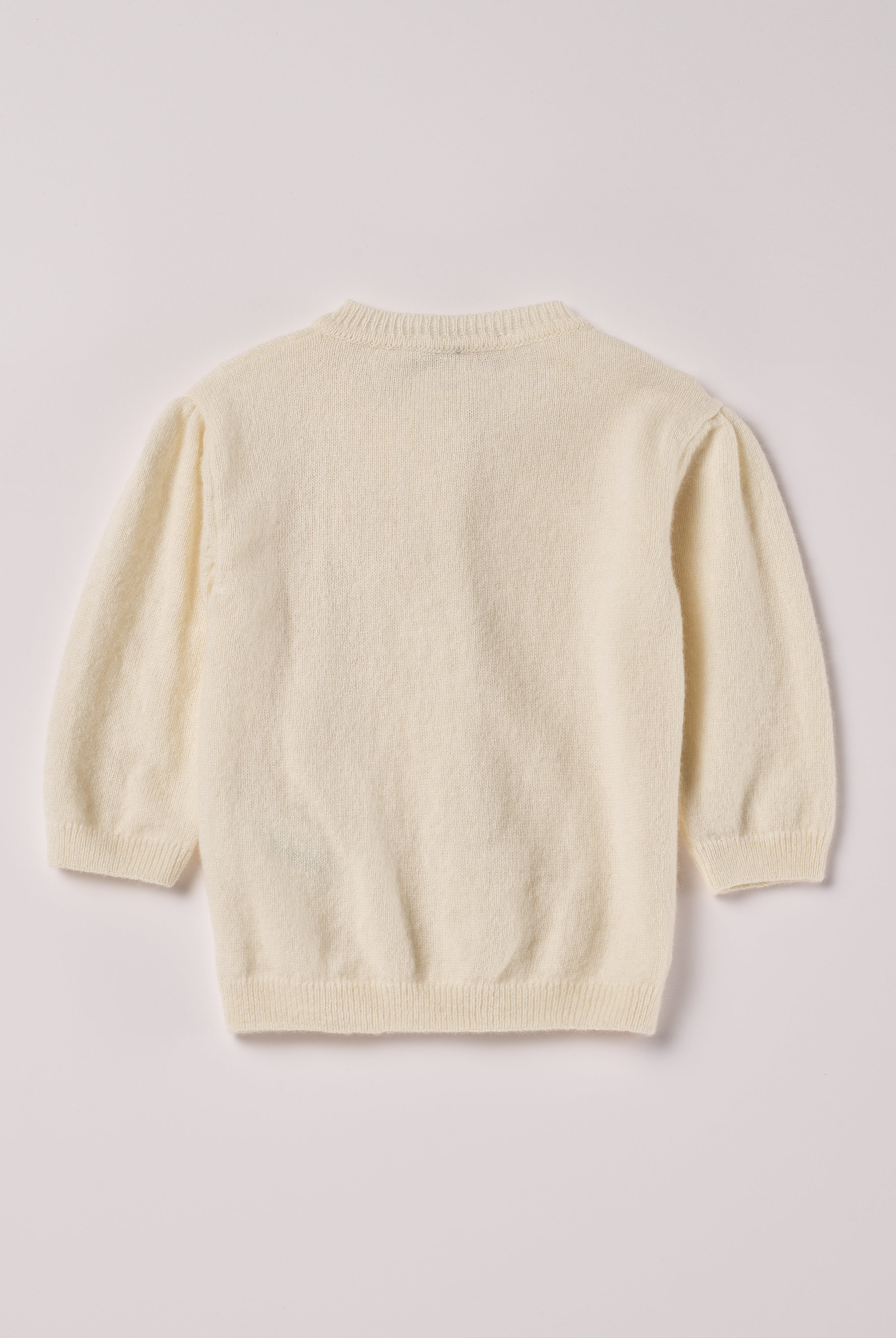 Der Strick-Cardigan von AMIO Firenze ist dank seiner weichen, leichten und wärmenden Eigenschaften der perfekte Begleiter für kühlere Tage. Sein klassisches Design macht es zu einem eleganten Kleidungsstück, das man immer wieder zu festlichen oder alltäglichen Outfits kombiniert. Die echten Perlmuttknöpfe und die Blumenstickerei verleihen dem Cardigan eine besonders edle Note.
Höchste Qualität, bestes Preis-Leistungs-Verhältnis MADE IN ITALY.