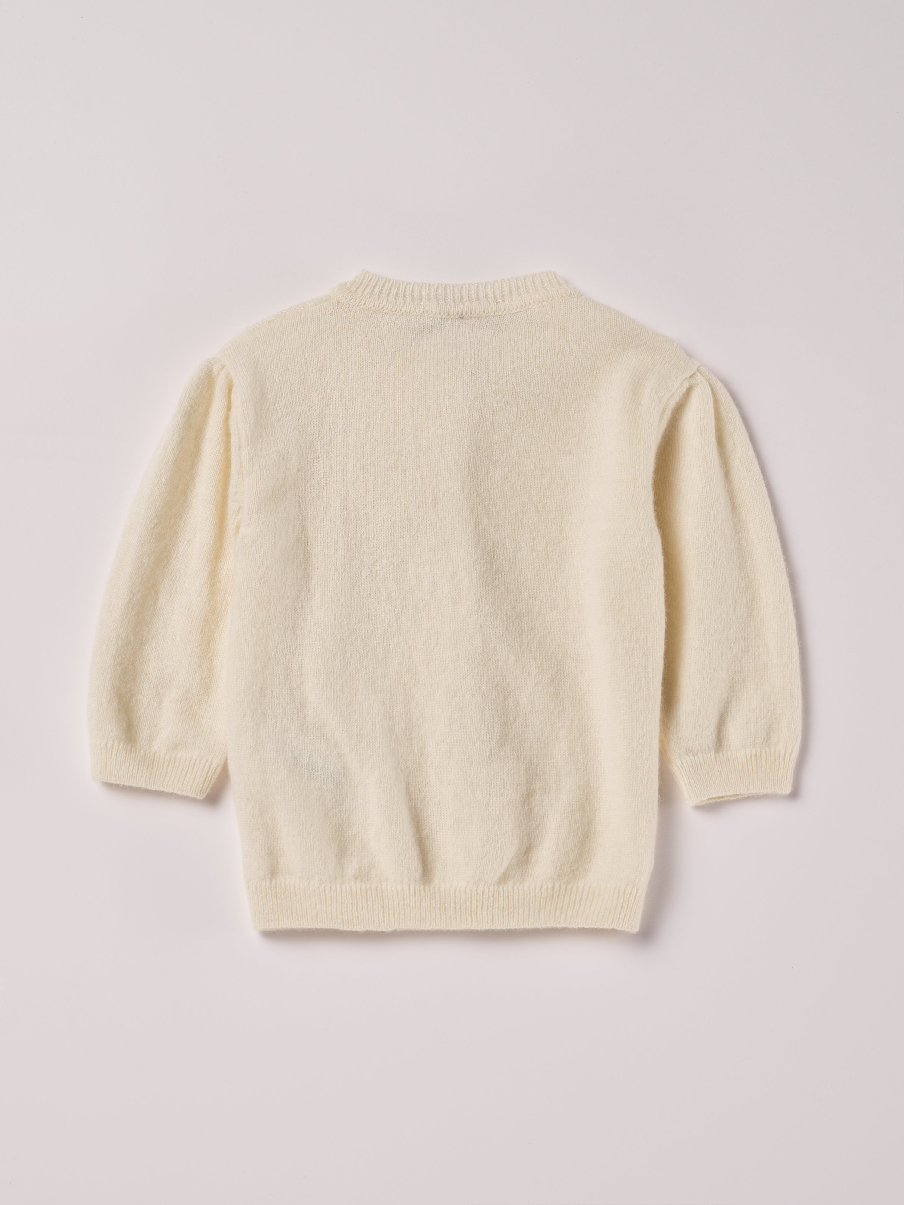 Der Strick-Cardigan von AMIO Firenze ist dank seiner weichen, leichten und wärmenden Eigenschaften der perfekte Begleiter für kühlere Tage. Sein klassisches Design macht es zu einem eleganten Kleidungsstück, das man immer wieder zu festlichen oder alltäglichen Outfits kombiniert. Die echten Perlmuttknöpfe und die Blumenstickerei verleihen dem Cardigan eine besonders edle Note.
Höchste Qualität, bestes Preis-Leistungs-Verhältnis MADE IN ITALY.