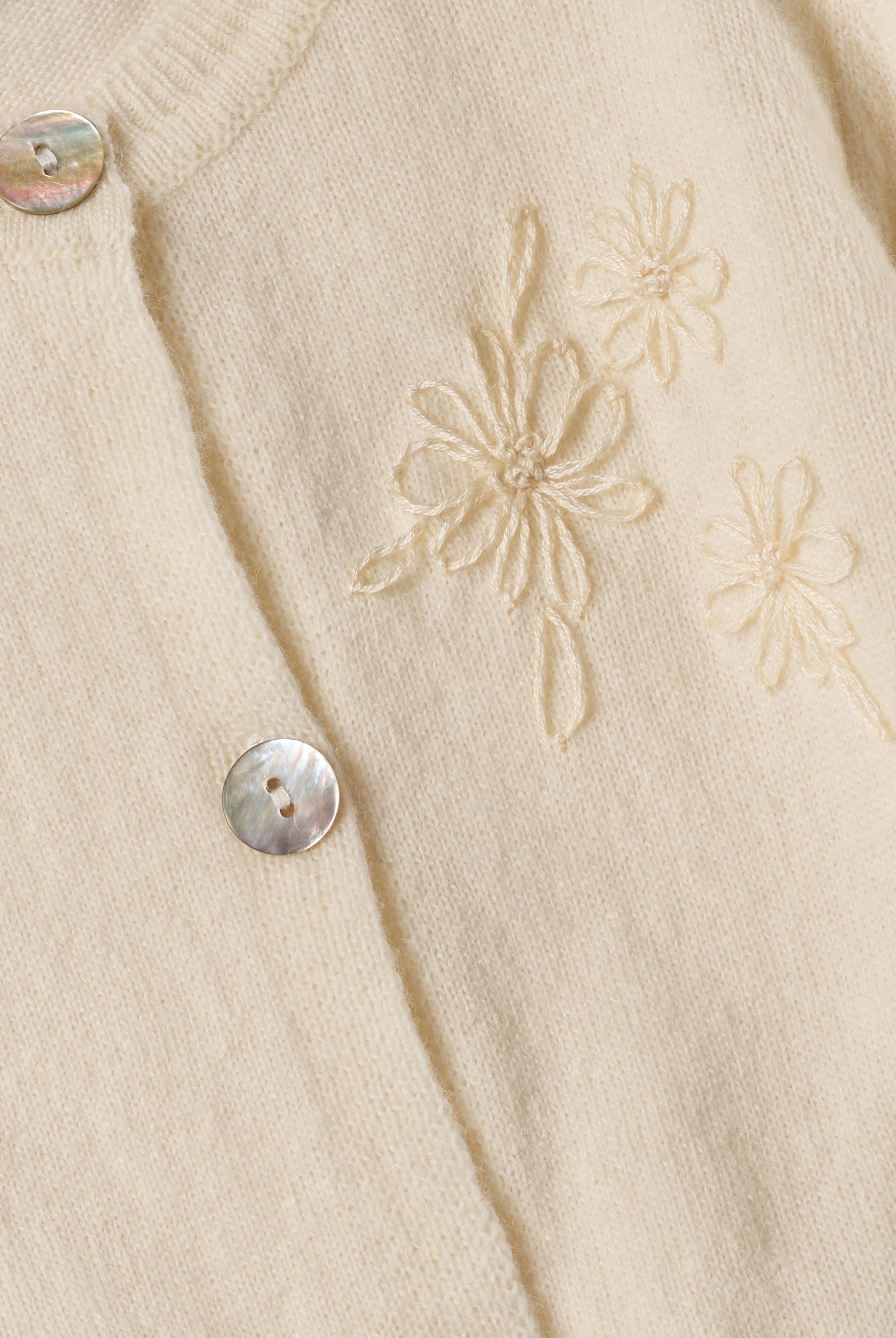 Der Strick-Cardigan von AMIO Firenze ist dank seiner weichen, leichten und wärmenden Eigenschaften der perfekte Begleiter für kühlere Tage. Sein klassisches Design macht es zu einem eleganten Kleidungsstück, das man immer wieder zu festlichen oder alltäglichen Outfits kombiniert. Die echten Perlmuttknöpfe und die Blumenstickerei verleihen dem Cardigan eine besonders edle Note.
Höchste Qualität, bestes Preis-Leistungs-Verhältnis MADE IN ITALY.