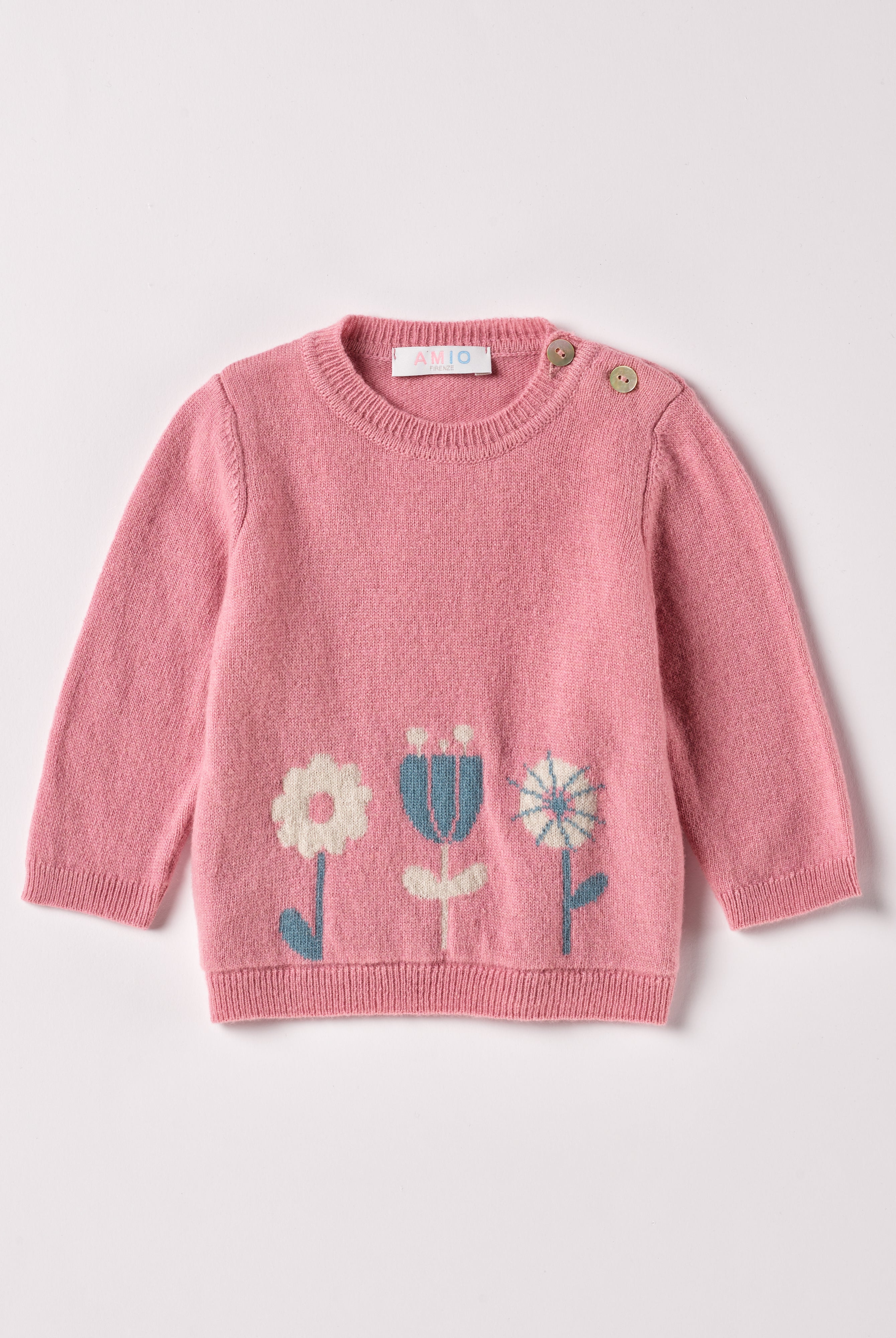 Der weiche und wärmespendende Strickpullover von AMIO Firenze ist der perfekte Begleiter für die kalte Jahreszeit. Vielseitig kombinierbar und aufgrund der Materialzusammensetzung strapazierfähig für den Alltag. Das eingewebte Blumenmuster und die echten Perlmuttknöpfe verleihen dem Pullover eine besonders niedliche Note. Maximaler Tragekomfort, gepaart mit einer herausragenden Passform.
Höchste Qualität, bestes Preis-Leistungs-Verhältnis MADE IN ITALY.