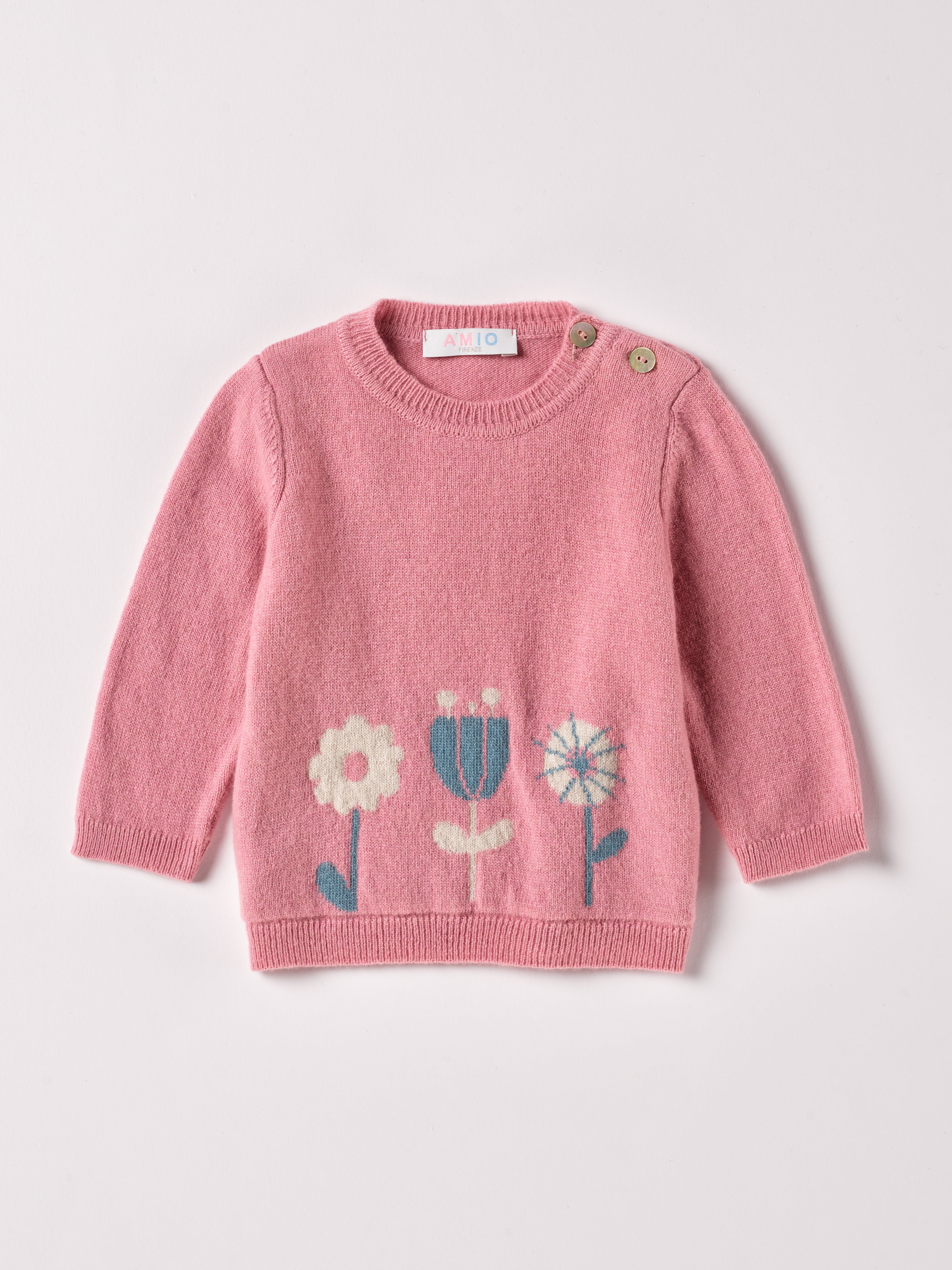 Der weiche und wärmespendende Strickpullover von AMIO Firenze ist der perfekte Begleiter für die kalte Jahreszeit. Vielseitig kombinierbar und aufgrund der Materialzusammensetzung strapazierfähig für den Alltag. Das eingewebte Blumenmuster und die echten Perlmuttknöpfe verleihen dem Pullover eine besonders niedliche Note. Maximaler Tragekomfort, gepaart mit einer herausragenden Passform.
Höchste Qualität, bestes Preis-Leistungs-Verhältnis MADE IN ITALY.