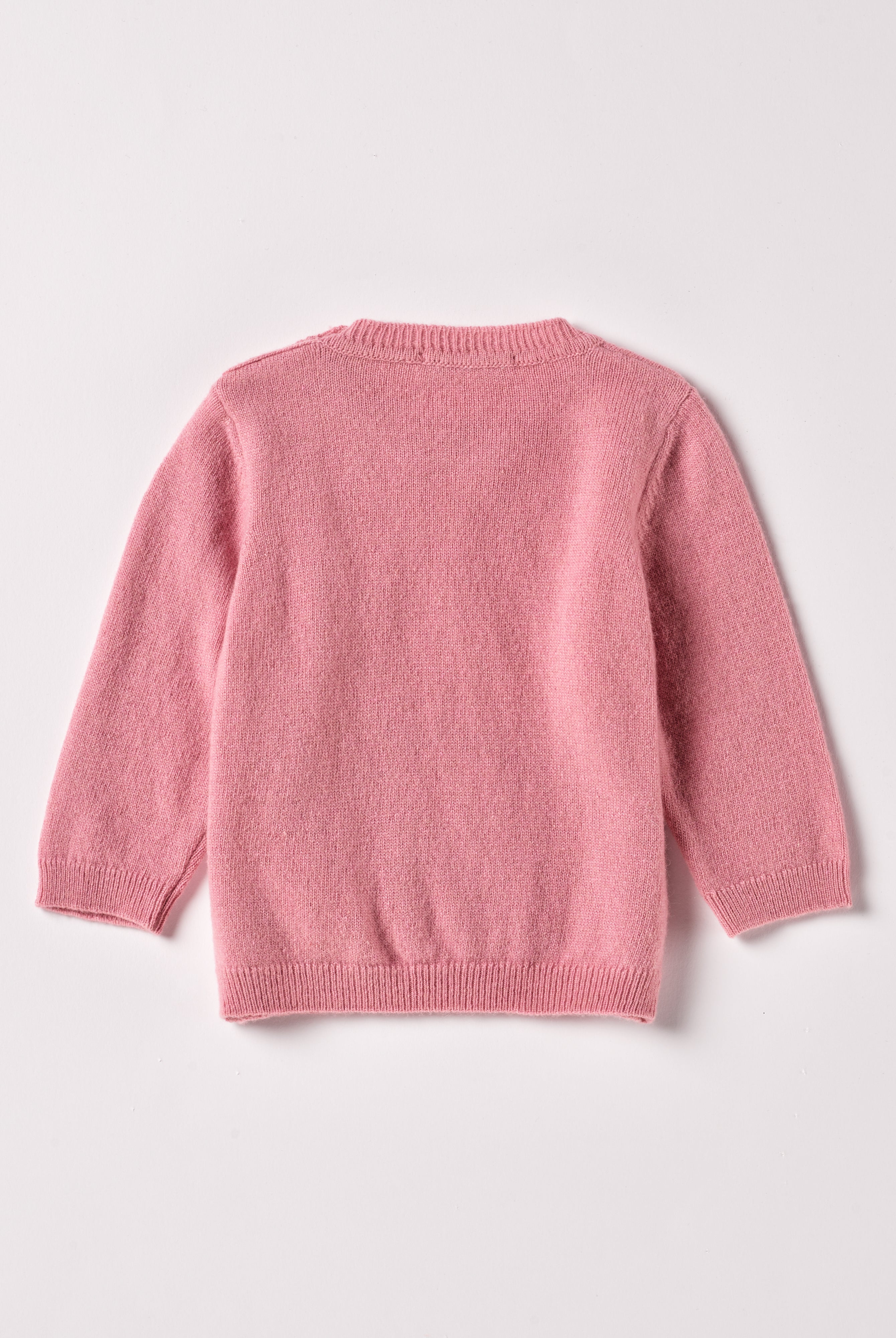 Der weiche und wärmespendende Strickpullover von AMIO Firenze ist der perfekte Begleiter für die kalte Jahreszeit. Vielseitig kombinierbar und aufgrund der Materialzusammensetzung strapazierfähig für den Alltag. Das eingewebte Blumenmuster und die echten Perlmuttknöpfe verleihen dem Pullover eine besonders niedliche Note. Maximaler Tragekomfort, gepaart mit einer herausragenden Passform.
Höchste Qualität, bestes Preis-Leistungs-Verhältnis MADE IN ITALY.