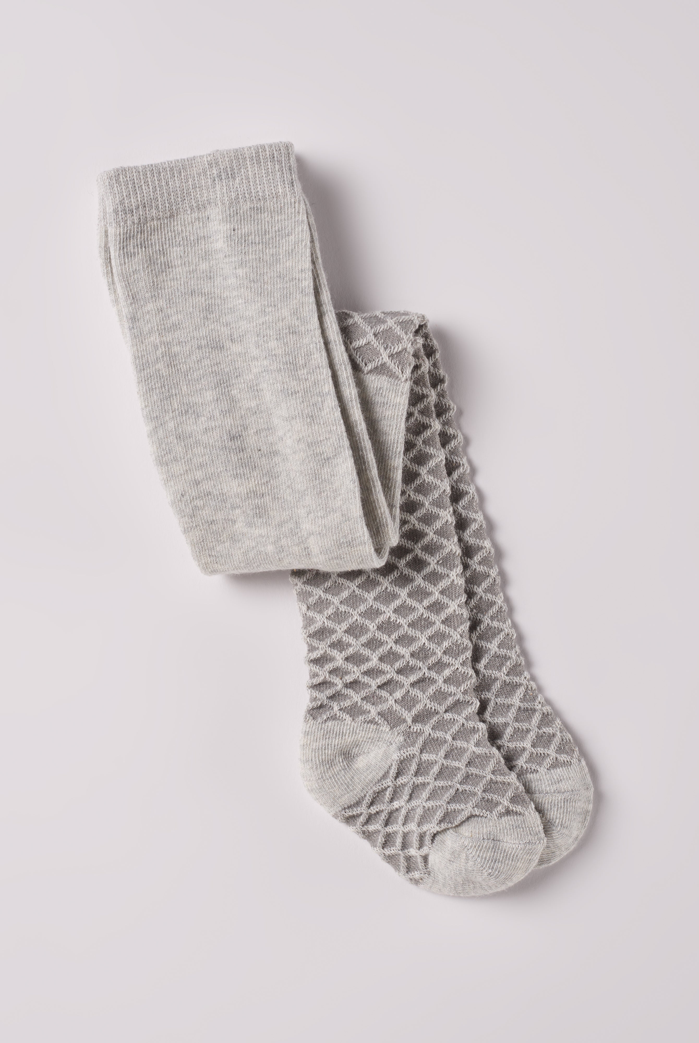 Die stilvolle AMIO Firenze Strumpfhose mit eingewebtem Netzmuster sorgt für eine elegante und klassische Note. Dieses Accessoire ist leicht kombinierbar und perfekt, um die Kinderstylings aufzupeppen. Die edle Farbe verleiht jedem Outfit Raffinesse. Die Strumpfhose zeichnet sich durch einen besonders hohen Tragekomfort aus. Sie verrutschen nicht und halten ihre Form.
Höchste Qualität, bestes Preis-Leistungs-Verhältnis MADE IN ITALY.