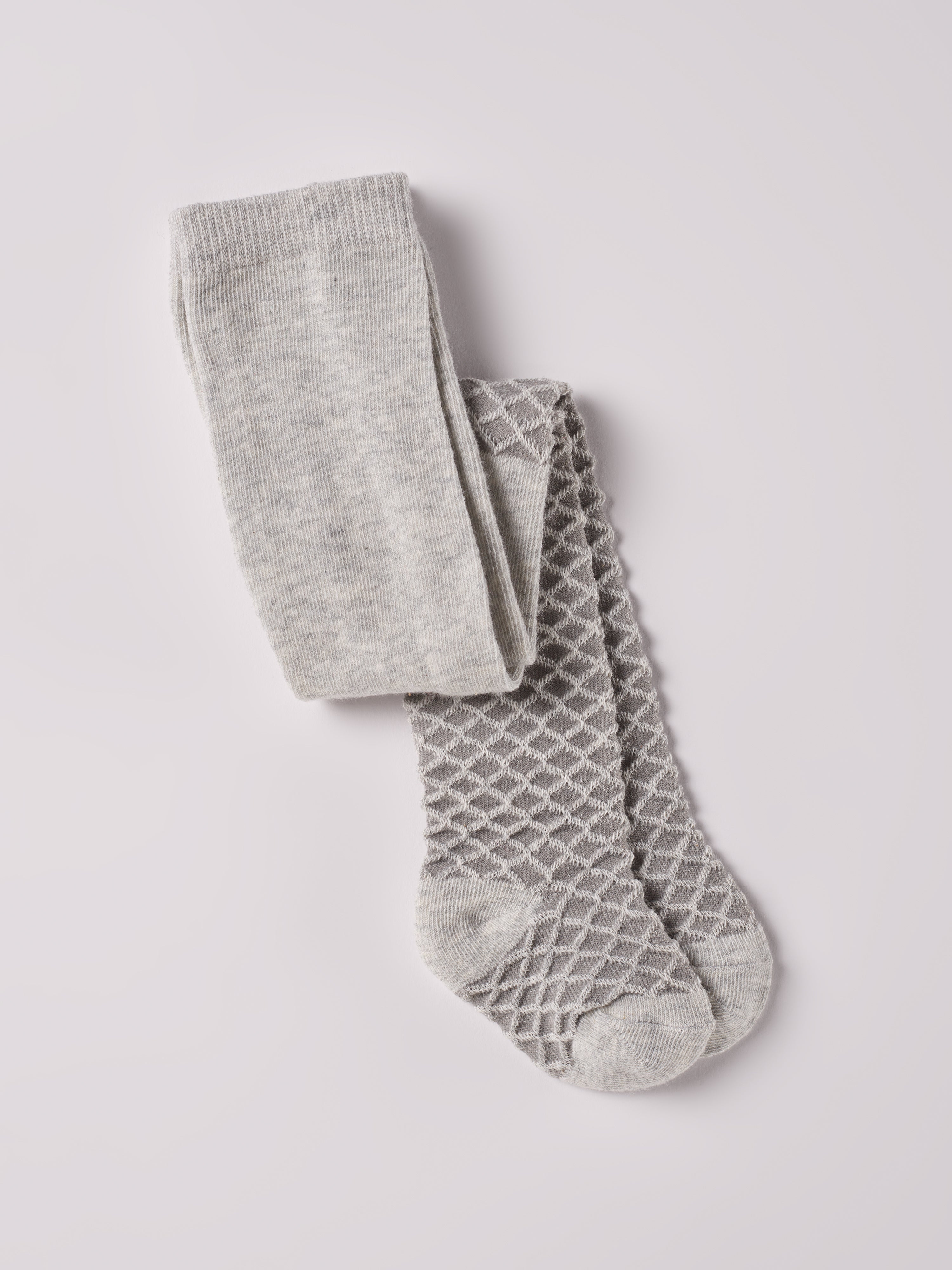 Die stilvolle AMIO Firenze Strumpfhose mit eingewebtem Netzmuster sorgt für eine elegante und klassische Note. Dieses Accessoire ist leicht kombinierbar und perfekt, um die Kinderstylings aufzupeppen. Die edle Farbe verleiht jedem Outfit Raffinesse. Die Strumpfhose zeichnet sich durch einen besonders hohen Tragekomfort aus. Sie verrutschen nicht und halten ihre Form.
Höchste Qualität, bestes Preis-Leistungs-Verhältnis MADE IN ITALY.