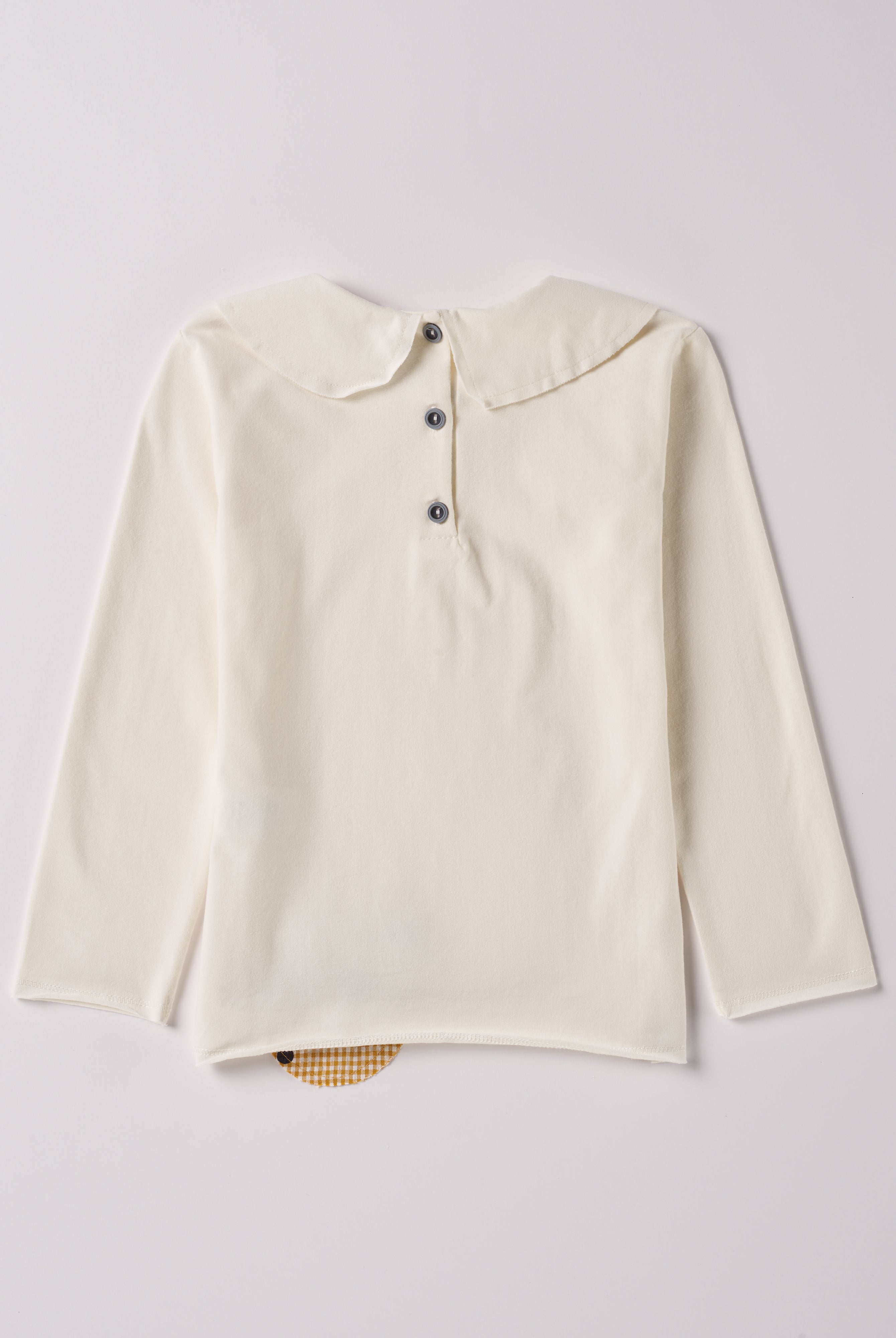 Die modische Bluse für Mädchen von AMIO Firenze ist aus weicher Baumwolle gefertigt und bietet durch das Innenflanell ein äußerst angenehmes Tragegefühl. Der Design-Kragen verleiht der Bluse einen besonders stilvollen Touch. Das Accessoire (Tasche) ist mit zwei Knöpfen an der Bluse fixiert und nach Bedarf abnehmbar.
Höchste Qualität, bestes Preis-Leistungs-Verhältnis MADE IN ITALY.