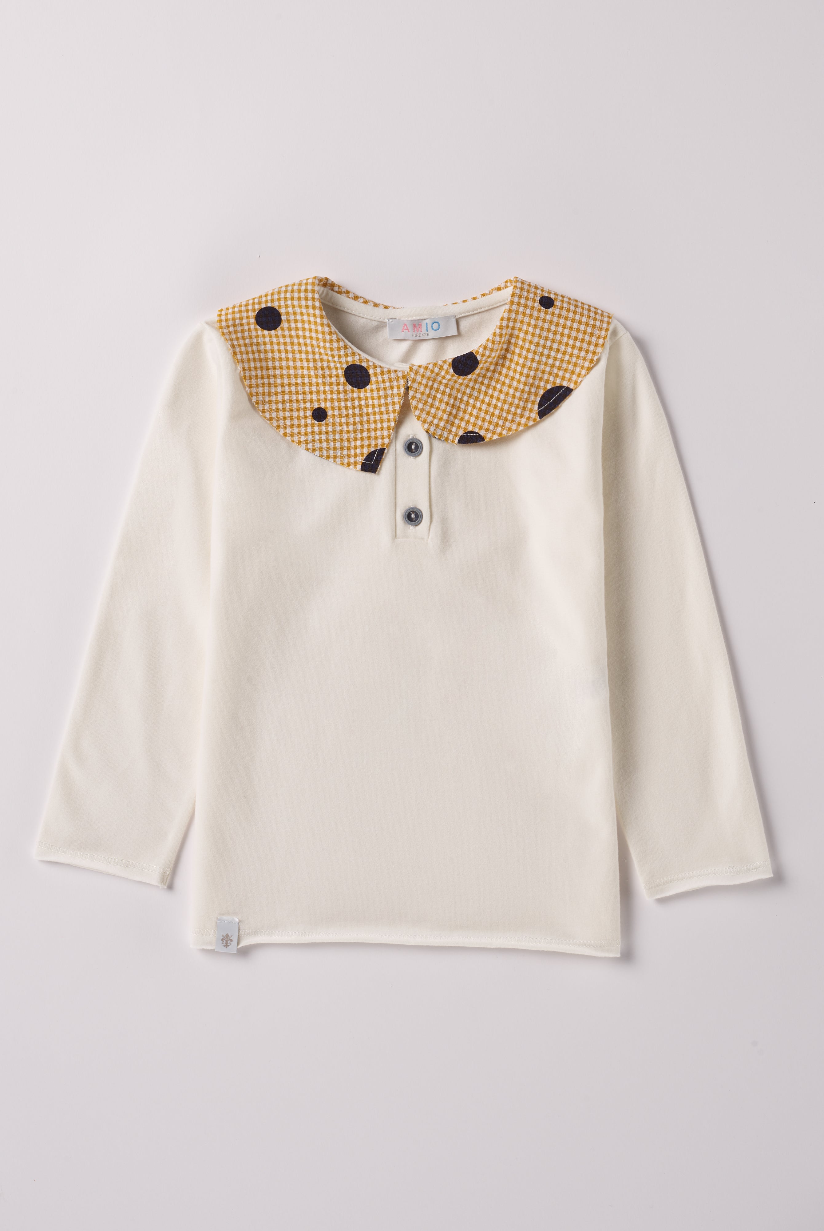 Die modische Bluse für Mädchen von AMIO Firenze ist aus weicher Baumwolle gefertigt und bietet durch das Innenflanell ein äußerst angenehmes Tragegefühl. Der Design-Kragen verleiht der Bluse einen besonders stilvollen Touch.
Höchste Qualität, bestes Preis-Leistungs-Verhältnis MADE IN ITALY.