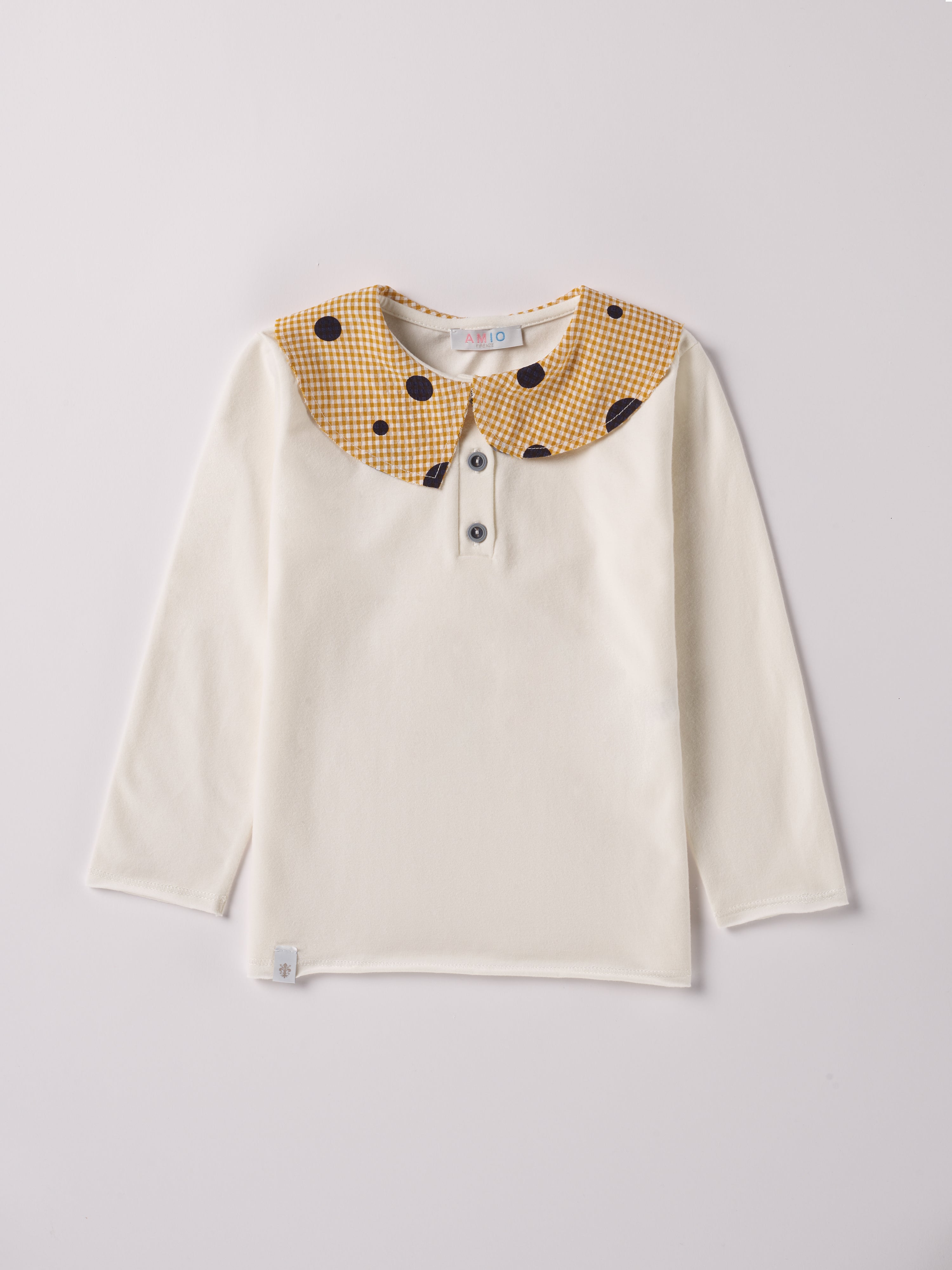 Die modische Bluse für Mädchen von AMIO Firenze ist aus weicher Baumwolle gefertigt und bietet durch das Innenflanell ein äußerst angenehmes Tragegefühl. Der Design-Kragen verleiht der Bluse einen besonders stilvollen Touch.
Höchste Qualität, bestes Preis-Leistungs-Verhältnis MADE IN ITALY.