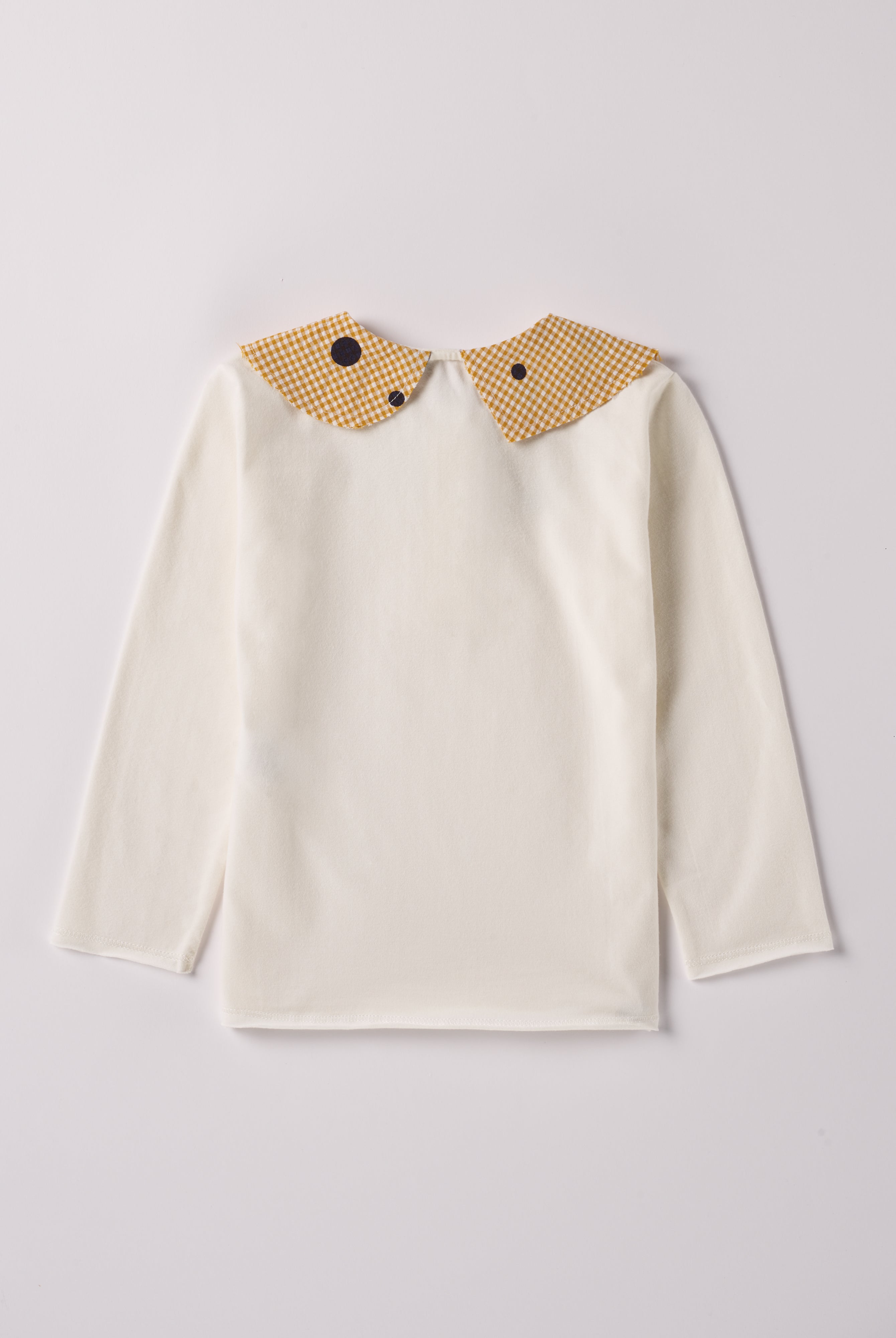 Die modische Bluse für Mädchen von AMIO Firenze ist aus weicher Baumwolle gefertigt und bietet durch das Innenflanell ein äußerst angenehmes Tragegefühl. Der Design-Kragen verleiht der Bluse einen besonders stilvollen Touch.
Höchste Qualität, bestes Preis-Leistungs-Verhältnis MADE IN ITALY.