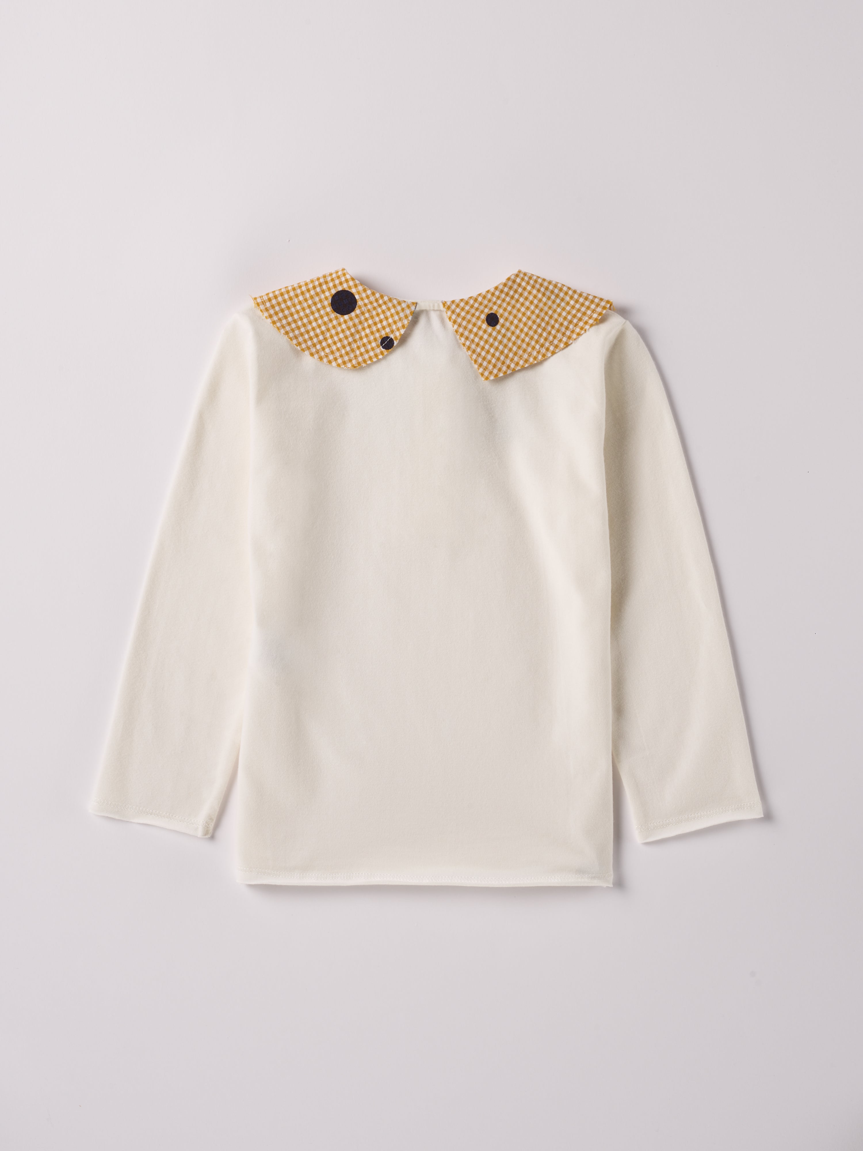 Die modische Bluse für Mädchen von AMIO Firenze ist aus weicher Baumwolle gefertigt und bietet durch das Innenflanell ein äußerst angenehmes Tragegefühl. Der Design-Kragen verleiht der Bluse einen besonders stilvollen Touch.
Höchste Qualität, bestes Preis-Leistungs-Verhältnis MADE IN ITALY.