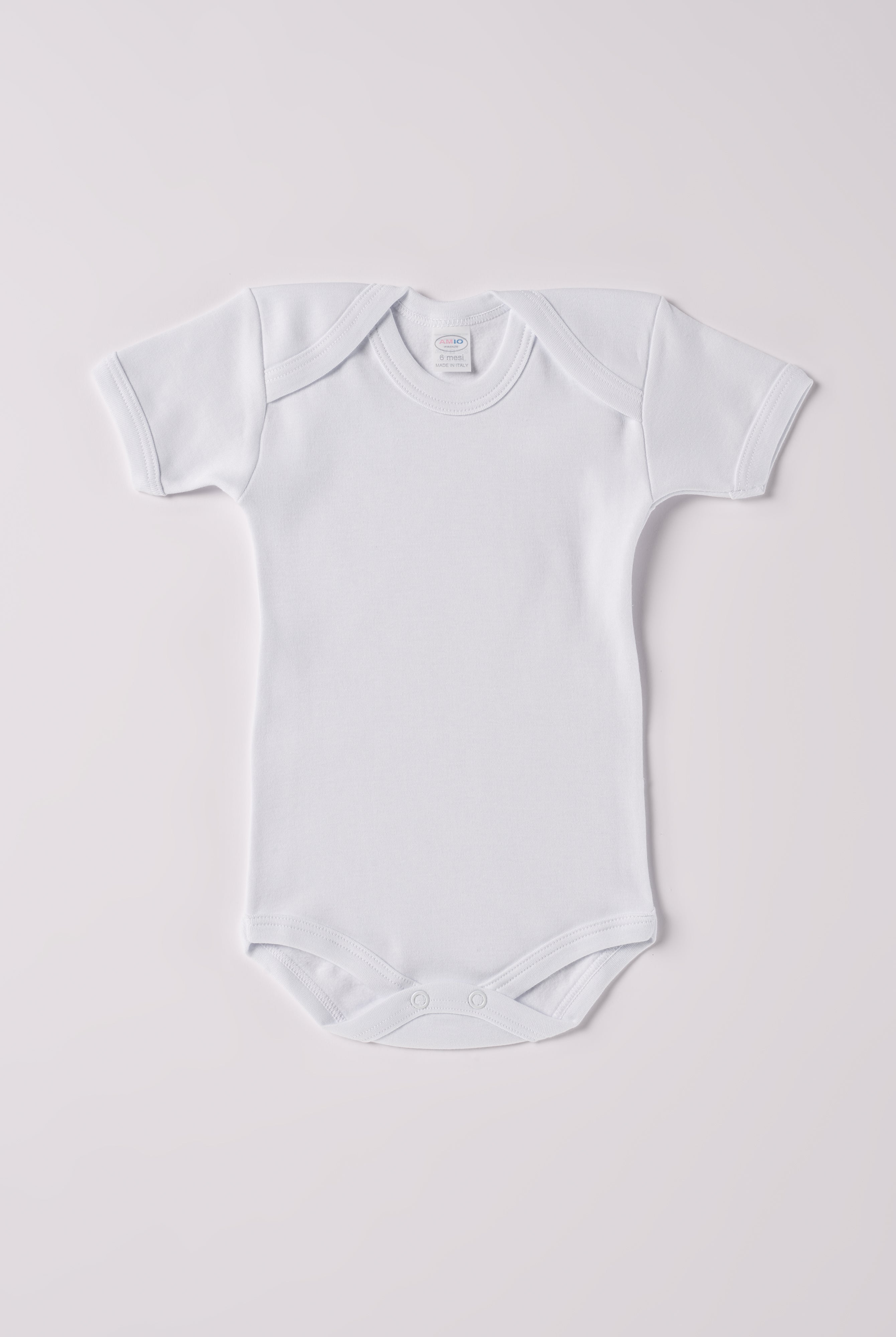 Der kurzarmige Americano, gefertigt aus 100% Baumwolle, hat eine perfekte Passform. Kundinnen und Kunden vertrauen auf unseren Schnitt da das Modell ein unkompliziertes und schnelles Anziehen ermöglichen. Auch nach mehreren Waschgängen bleibt die Passform an der Schulterpartie bestehen. Die "flanellartige" Innenseite wurde speziell für zarte Kinderhaut konzipiert und bietet ein besonders sanftes Trageerlebnis. Ein großer Vorteil der flanellartigen Innenseite ist, dass die Kinder weniger schwitzen.