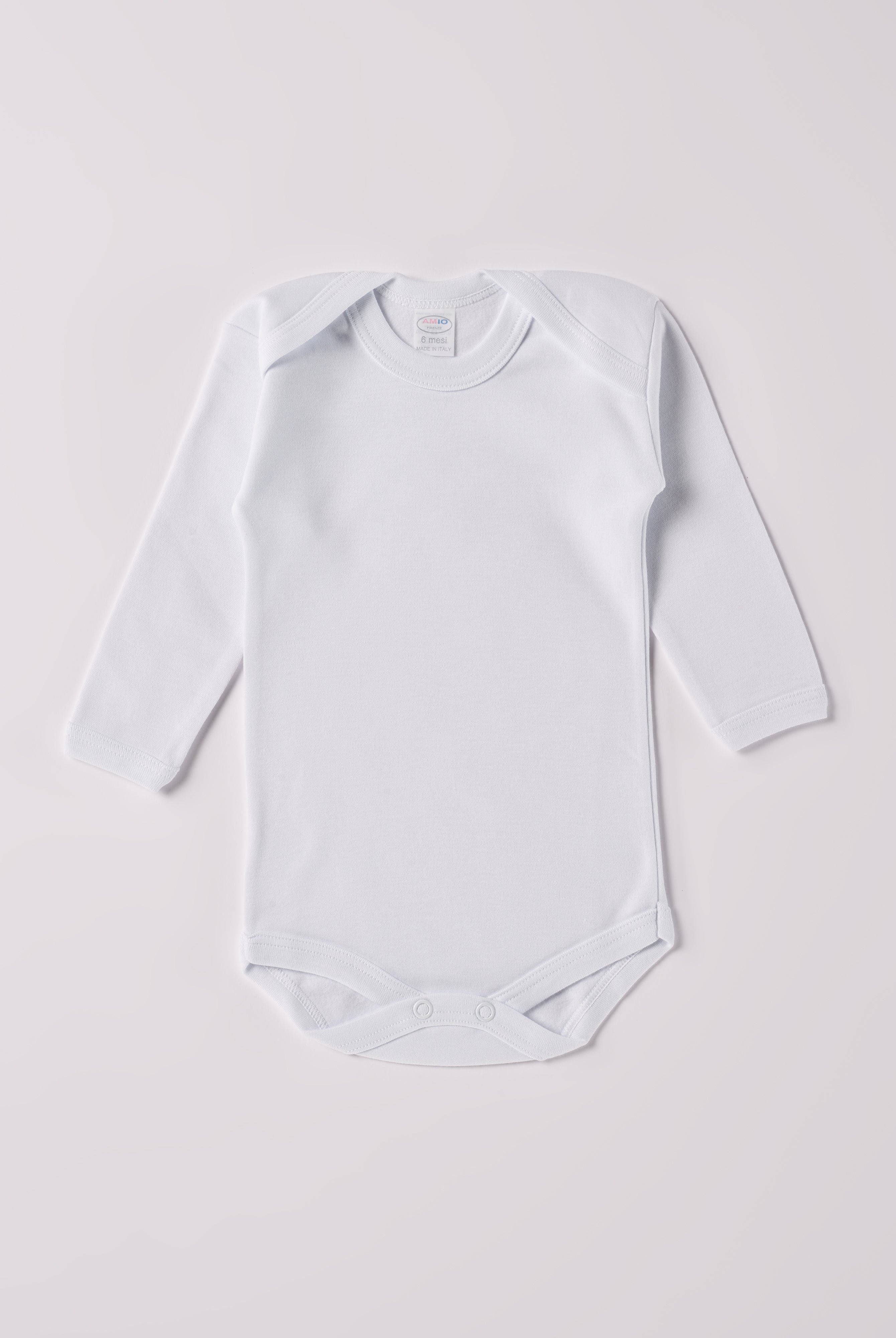 Der langarmige Americano, gefertigt aus 100% Baumwolle, hat eine perfekte Passform. Kundinnen und Kunden vertrauen auf unseren Schnitt da das Modell ein unkompliziertes und schnelles Anziehen ermöglichen. Auch nach mehreren Waschgängen bleibt die Passform an der Schulterpartie bestehen. Die "flanellartige" Innenseite wurde speziell für zarte Kinderhaut konzipiert und bietet ein besonders sanftes Trageerlebnis. Ein großer Vorteil der flanellartigen Innenseite ist, dass die Kinder weniger schwitzen.