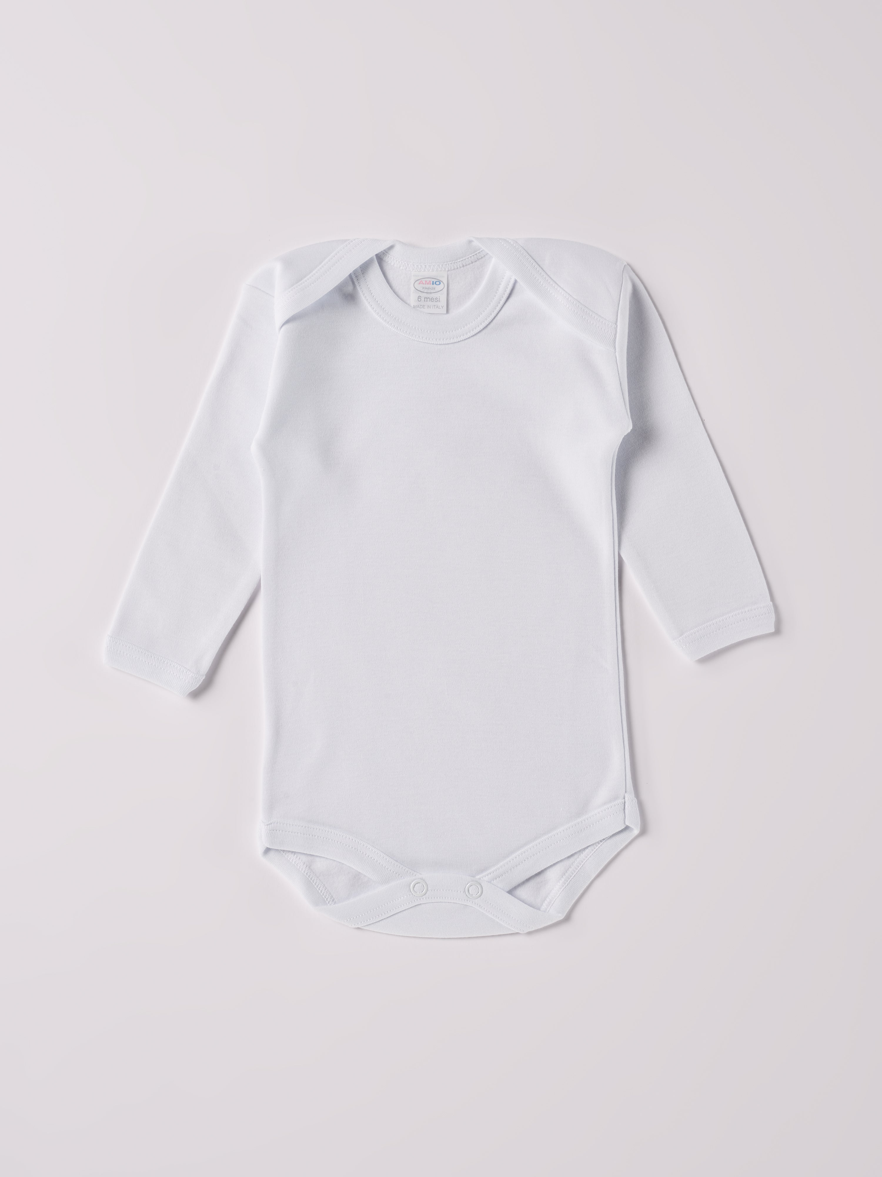 Der langarmige Americano, gefertigt aus 100% Baumwolle, hat eine perfekte Passform. Kundinnen und Kunden vertrauen auf unseren Schnitt da das Modell ein unkompliziertes und schnelles Anziehen ermöglichen. Auch nach mehreren Waschgängen bleibt die Passform an der Schulterpartie bestehen. Die "flanellartige" Innenseite wurde speziell für zarte Kinderhaut konzipiert und bietet ein besonders sanftes Trageerlebnis. Ein großer Vorteil der flanellartigen Innenseite ist, dass die Kinder weniger schwitzen.