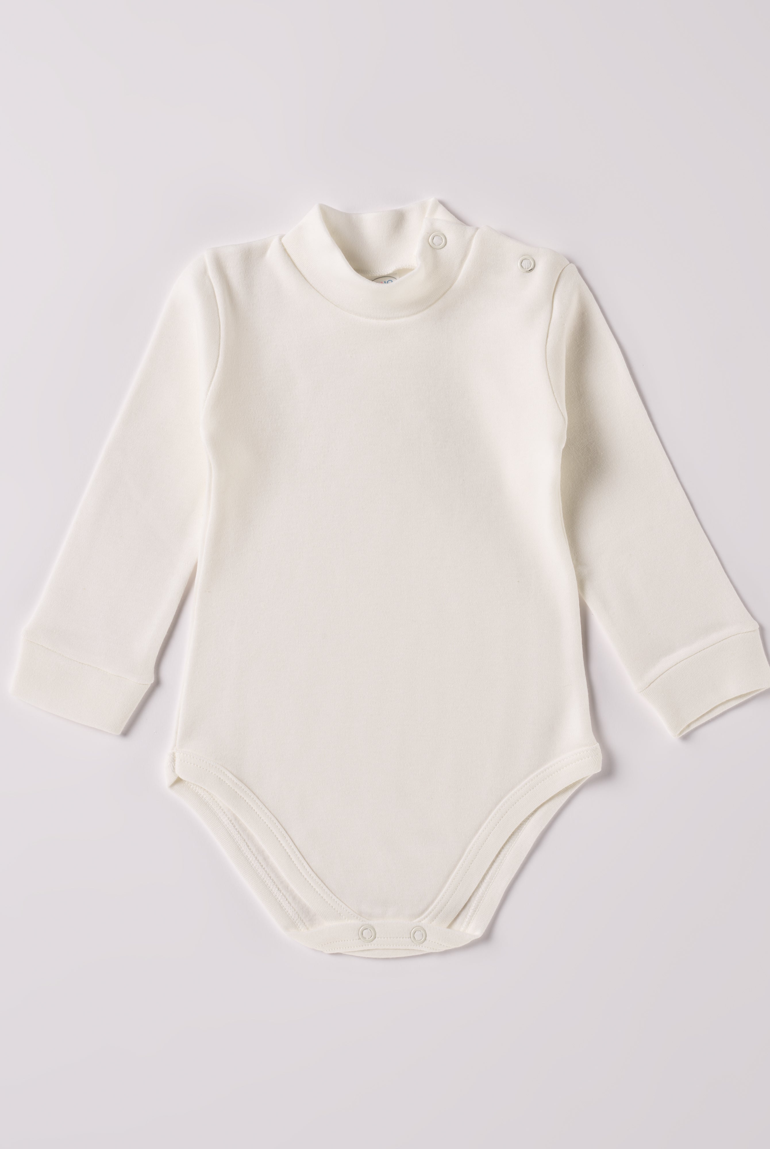 Der langarmige Body mit Stehkragen, gefertigt aus 100% Baumwolle, hat eine perfekte Passform. Kundinnen und Kunden vertrauen auf unseren Schnitt. Der Stehkragen liegt am Hals des Kindes an, beeinflusst den Tragekomfort nicht und schützt wärmespendend in der kalten Jahreszeit. Die "flanellartige" Innenseite wurde speziell für zarte Kinderhaut konzipiert und bietet ein besonders sanftes Trageerlebnis. Ein großer Vorteil der flanellartigen Innenseite ist, dass die Kinder weniger schwitzen.
