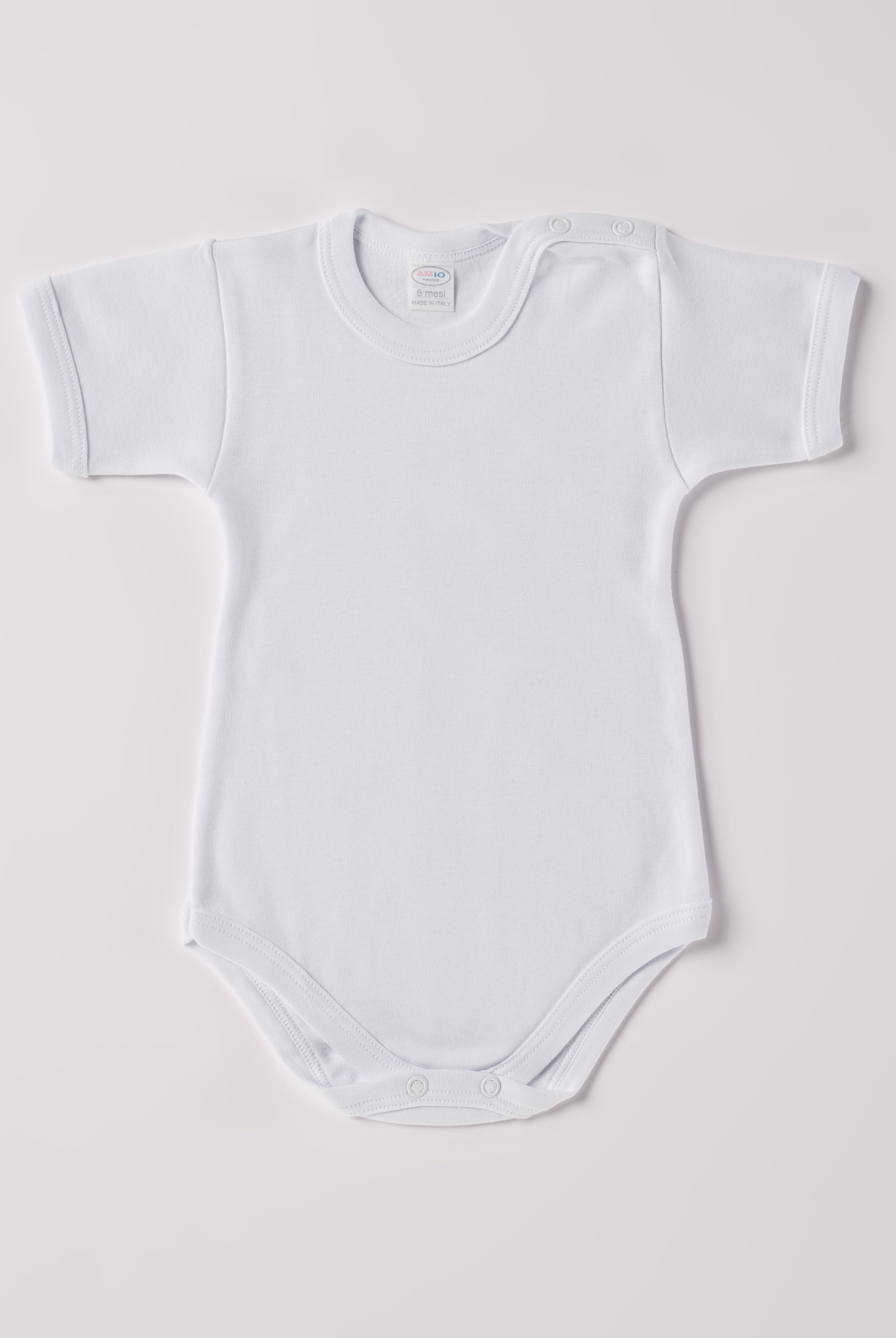 Der kurzarmige Body, gefertigt aus 100% Baumwolle, hat eine perfekte Passform. Kundinnen und Kunden vertrauen auf unseren Schnitt da die Knöpfe an der Schulterseite ein unkompliziertes und schnelles Anziehen ermöglichen. Die "flanellartige" Innenseite wurde speziell für zarte Kinderhaut konzipiert und bietet ein besonders sanftes Trageerlebnis. Ein großer Vorteil der flanellartigen Innenseite ist, dass die Kinder weniger schwitzen. Ein AMIO Firenze Must-Have für jede Grundausstattung.