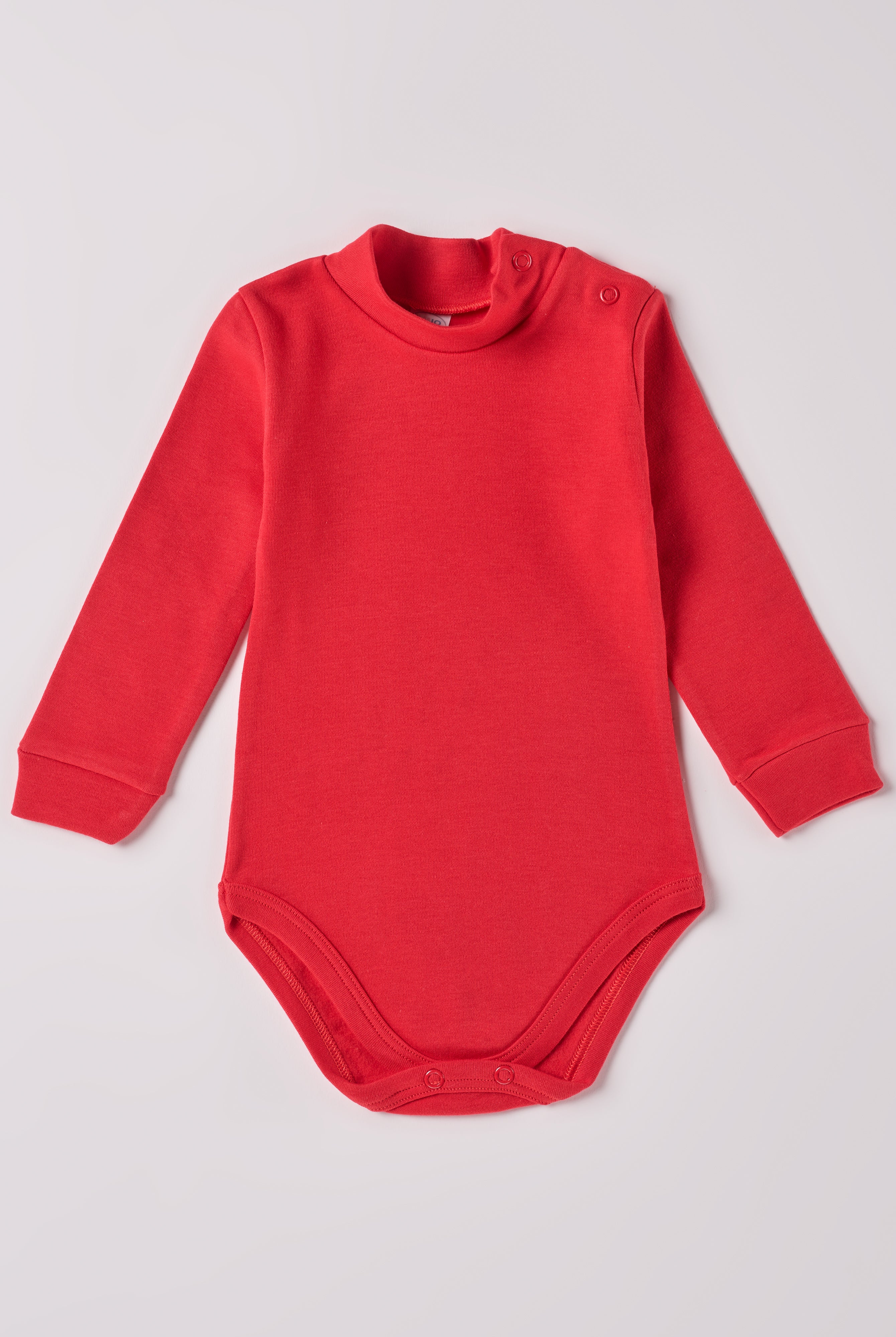 Der langarmige Body mit Stehkragen, gefertigt aus 100% Baumwolle, hat eine perfekte Passform. Kundinnen und Kunden vertrauen auf unseren Schnitt. Der Stehkragen liegt am Hals des Kindes an, beeinflusst den Tragekomfort nicht und schützt wärmespendend in der kalten Jahreszeit. Die "flanellartige" Innenseite wurde speziell für zarte Kinderhaut konzipiert und bietet ein besonders sanftes Trageerlebnis. Ein großer Vorteil der flanellartigen Innenseite ist, dass die Kinder weniger schwitzen.