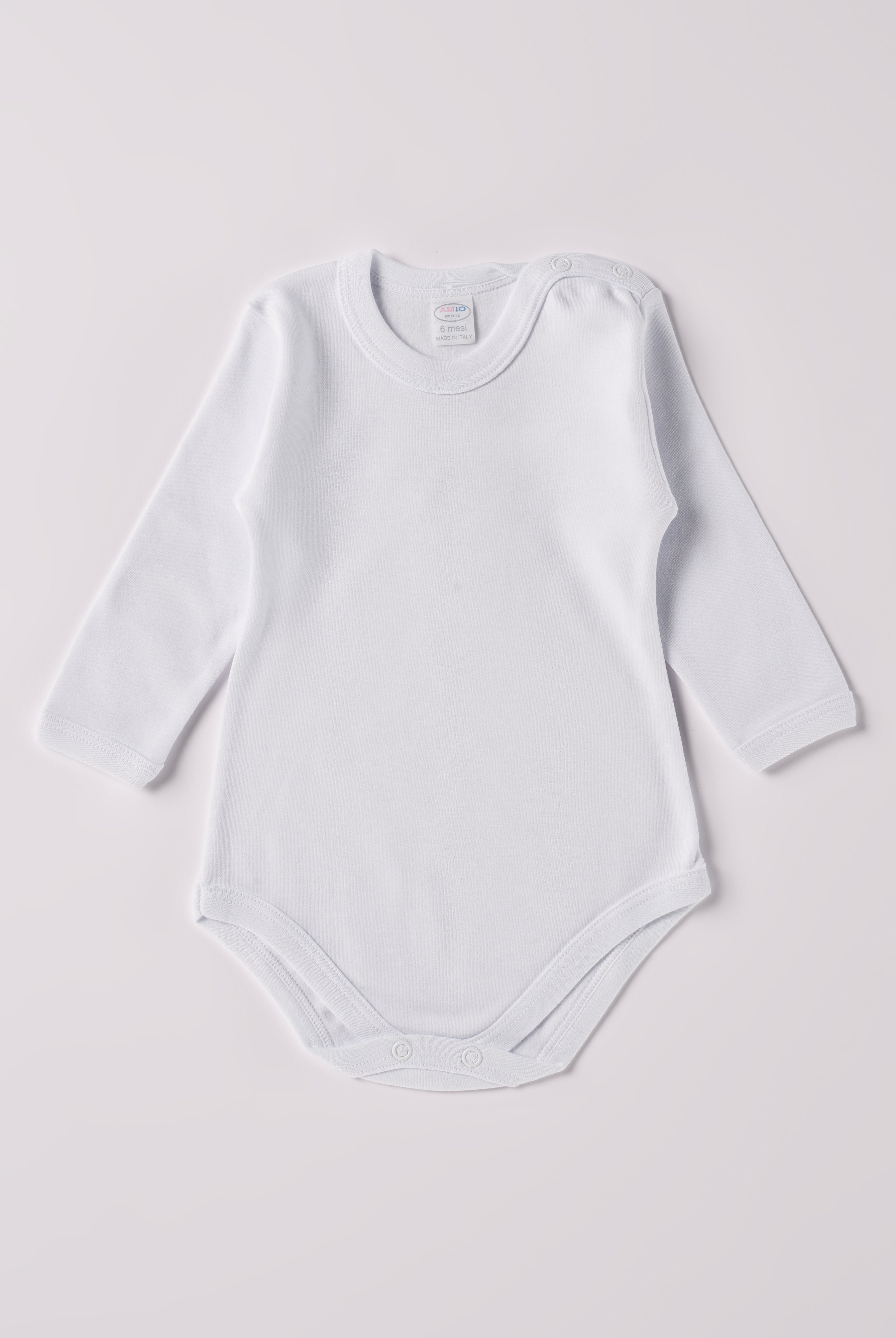 Der langarmige Body, gefertigt aus 100% Baumwolle, hat eine perfekte Passform. Kundinnen und Kunden vertrauen auf unseren Schnitt da die Knöpfe an der Schulterseite ein unkompliziertes und schnelles Anziehen ermöglichen. Die "flanellartige" Innenseite wurde speziell für zarte Kinderhaut konzipiert und bietet ein besonders sanftes Trageerlebnis. Ein großer Vorteil der flanellartigen Innenseite ist, dass die Kinder weniger schwitzen. Ein AMIO Firenze Must-Have für jede Grundausstattung.