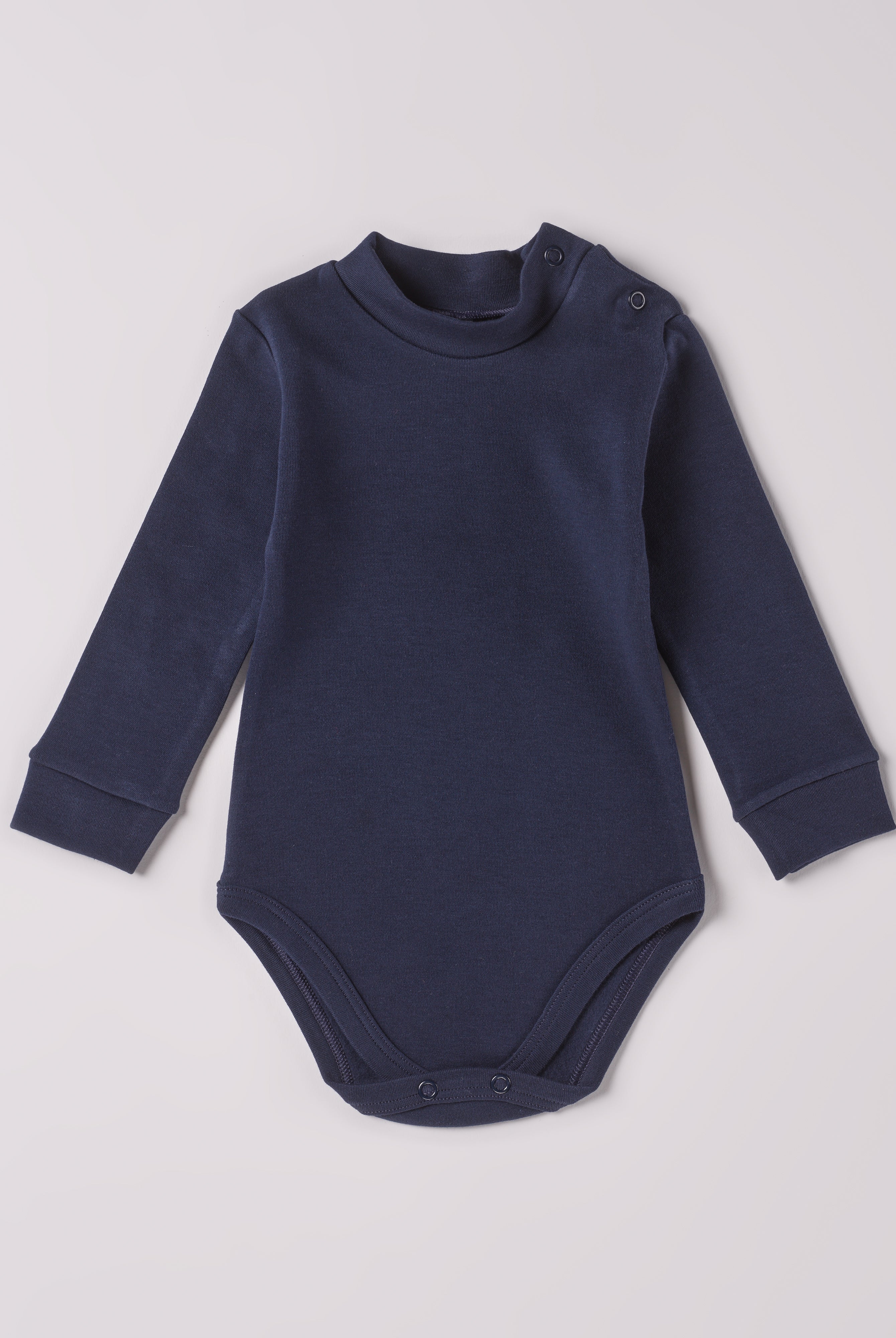 Der langarmige Body mit Stehkragen, gefertigt aus 100% Baumwolle, hat eine perfekte Passform. Kundinnen und Kunden vertrauen auf unseren Schnitt. Der Stehkragen liegt am Hals des Kindes an, beeinflusst den Tragekomfort nicht und schützt wärmespendend in der kalten Jahreszeit. Die "flanellartige" Innenseite wurde speziell für zarte Kinderhaut konzipiert und bietet ein besonders sanftes Trageerlebnis. Ein großer Vorteil der flanellartigen Innenseite ist, dass die Kinder weniger schwitzen.