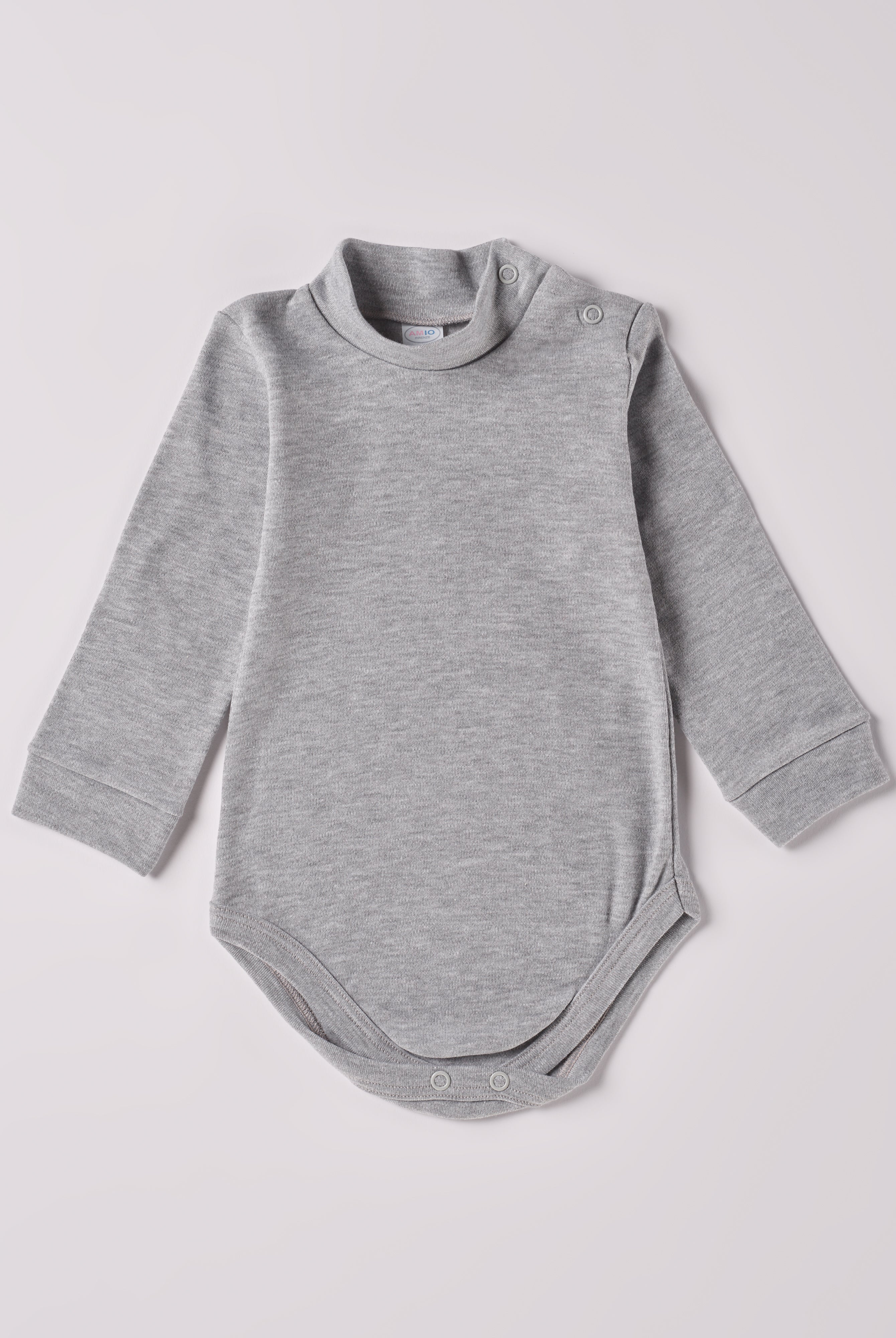 Der langarmige Body mit Stehkragen, gefertigt aus 100% Baumwolle, hat eine perfekte Passform. Kundinnen und Kunden vertrauen auf unseren Schnitt. Der Stehkragen liegt am Hals des Kindes an, beeinflusst den Tragekomfort nicht und schützt wärmespendend in der kalten Jahreszeit. Die "flanellartige" Innenseite wurde speziell für zarte Kinderhaut konzipiert und bietet ein besonders sanftes Trageerlebnis. Ein großer Vorteil der flanellartigen Innenseite ist, dass die Kinder weniger schwitzen.