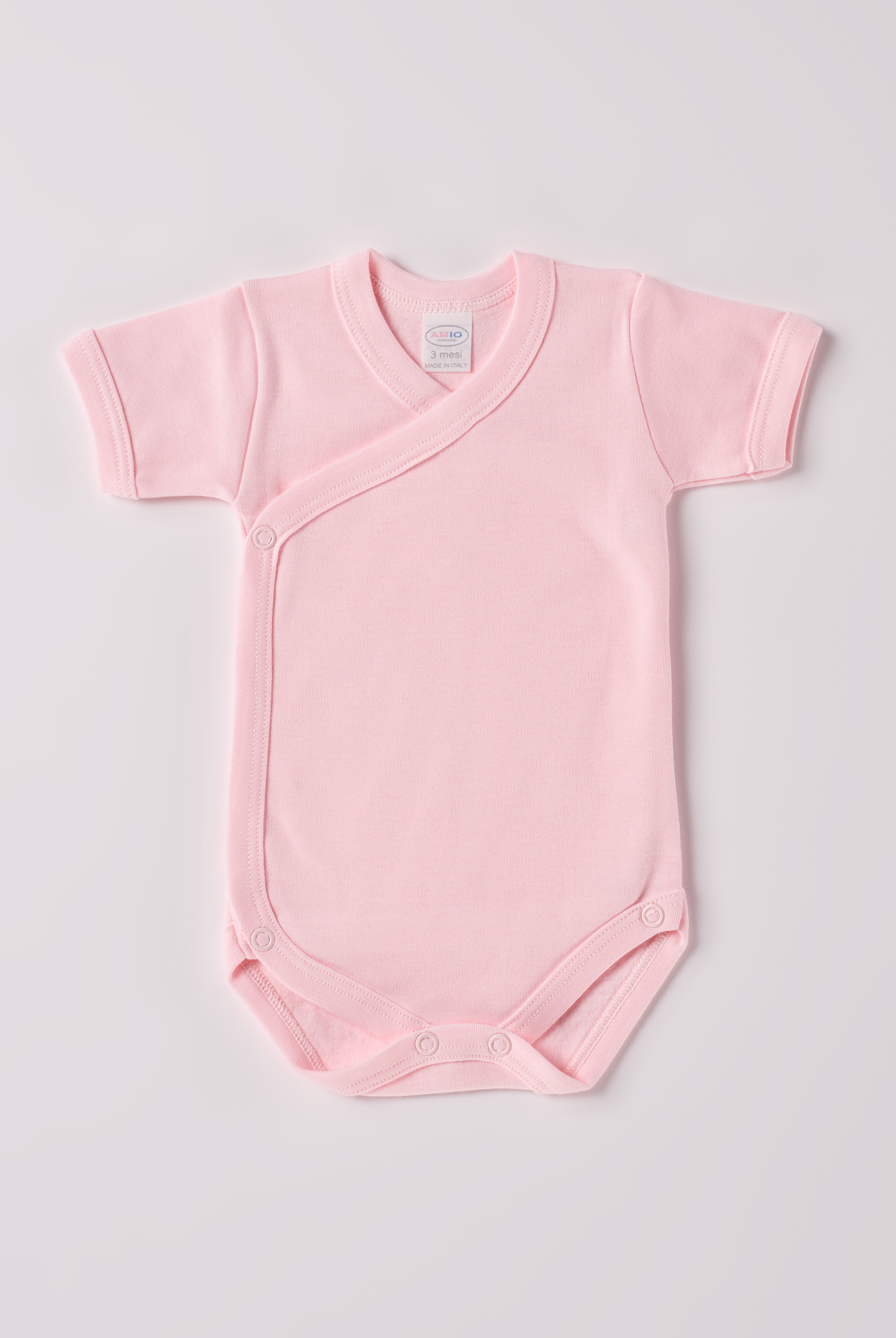 Der kurzarmige Wickelbody, gefertigt aus 100% Baumwolle, hat eine perfekte Passform. Kundinnen und Kunden vertrauen auf unseren Schnitt, da dieses Modell ein unkompliziertes und schnelles Anziehen ermöglicht. Die "flanellartige" Innenseite wurde speziell für zarte Kinderhaut konzipiert und bietet ein besonders sanftes Trageerlebnis. Ein großer Vorteil der flanellartigen Innenseite ist, dass die Kinder weniger schwitzen. Ein AMIO Firenze Must-Have für jede Grundausstattung.