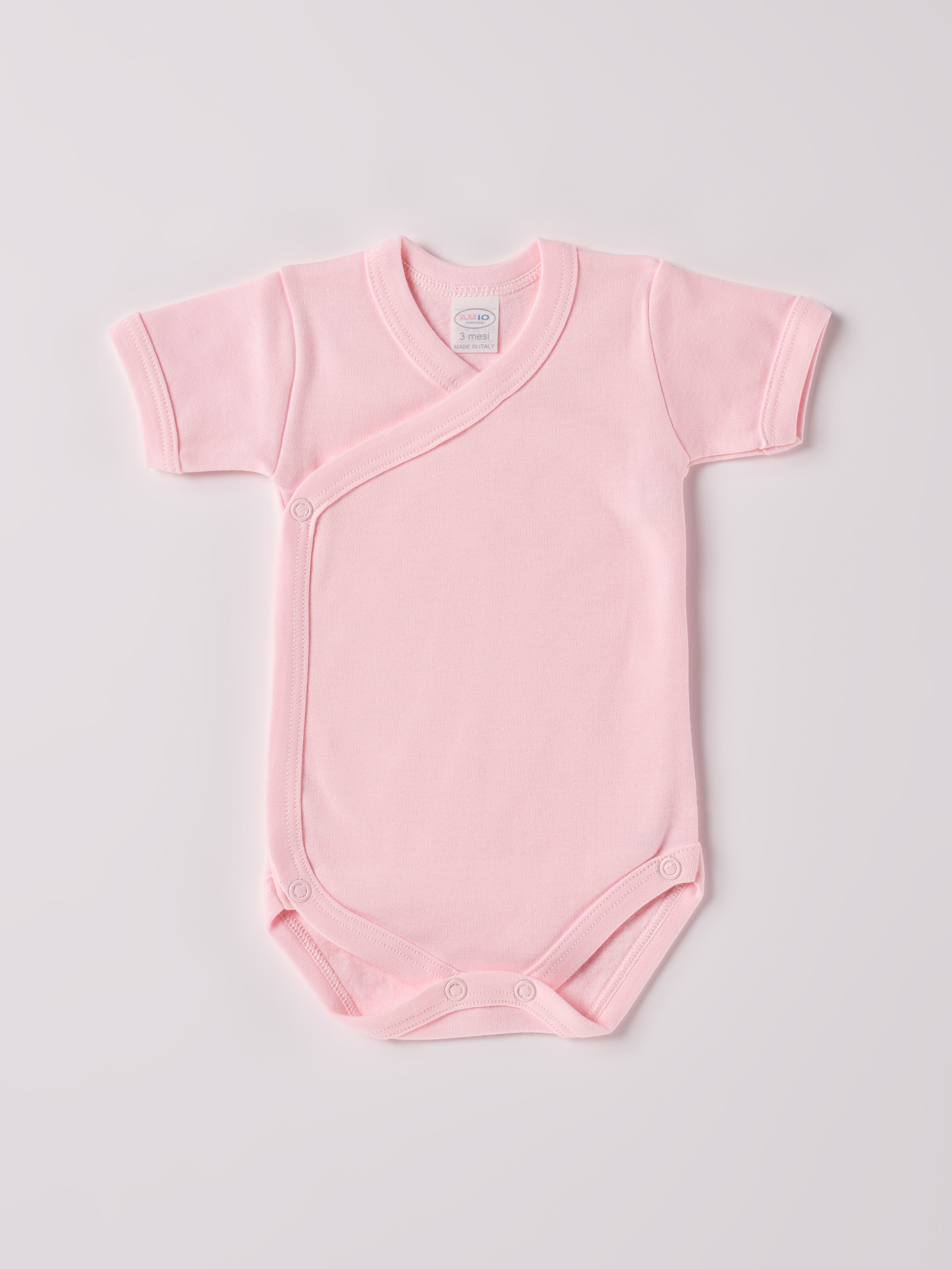 Der kurzarmige Wickelbody, gefertigt aus 100% Baumwolle, hat eine perfekte Passform. Kundinnen und Kunden vertrauen auf unseren Schnitt, da dieses Modell ein unkompliziertes und schnelles Anziehen ermöglicht. Die "flanellartige" Innenseite wurde speziell für zarte Kinderhaut konzipiert und bietet ein besonders sanftes Trageerlebnis. Ein großer Vorteil der flanellartigen Innenseite ist, dass die Kinder weniger schwitzen. Ein AMIO Firenze Must-Have für jede Grundausstattung.