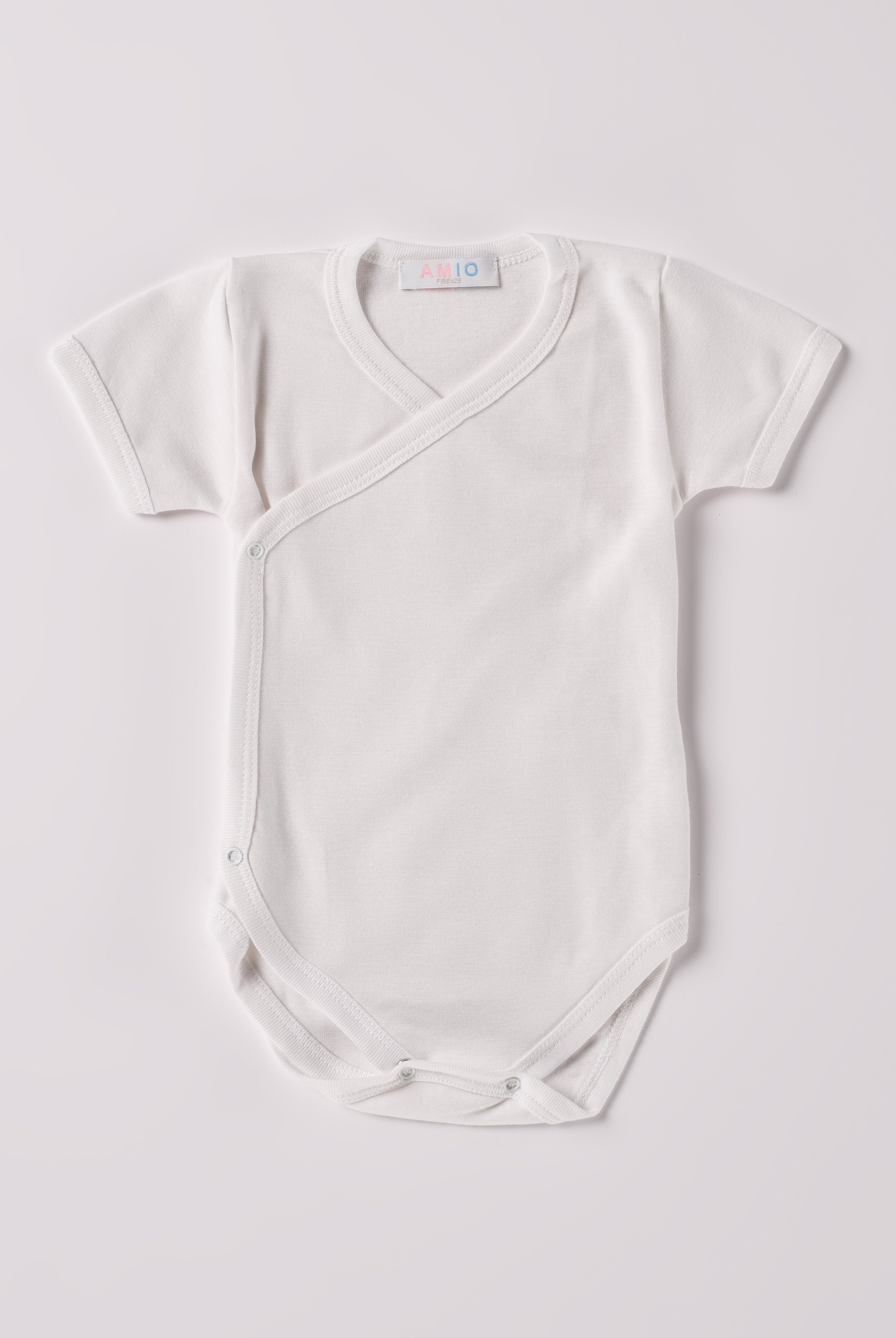 Der kurzarmige Wickelbody, gefertigt aus 70% Bambus und 30% Baumwolle, hat eine perfekte Passform. Kundinnen und Kunden vertrauen auf unseren Schnitt, da dieses Modell ein unkompliziertes und schnelles Anziehen ermöglicht. Ein großer Vorteil der Bambusfaser ist, dass sie wärmeregulierende Eigenschaften hat, sodass die Babys nicht schwitzen. Zudem ist die Bambusfaser allergikerfreundlich. Ein AMIO Firenze Must-Have für jede Grundausstattung.