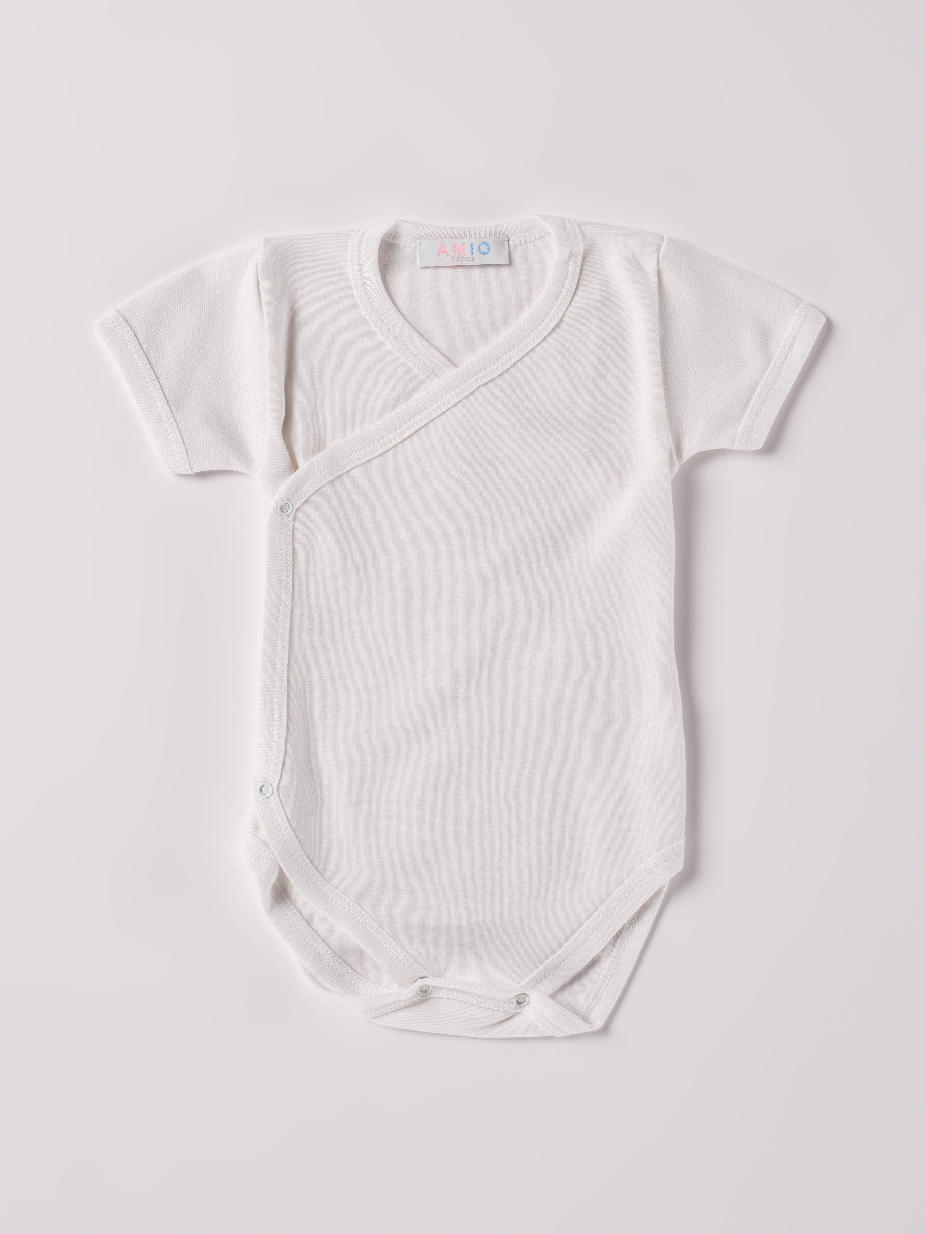 Der kurzarmige Wickelbody, gefertigt aus 70% Bambus und 30% Baumwolle, hat eine perfekte Passform. Kundinnen und Kunden vertrauen auf unseren Schnitt, da dieses Modell ein unkompliziertes und schnelles Anziehen ermöglicht. Ein großer Vorteil der Bambusfaser ist, dass sie wärmeregulierende Eigenschaften hat, sodass die Babys nicht schwitzen. Zudem ist die Bambusfaser allergikerfreundlich. Ein AMIO Firenze Must-Have für jede Grundausstattung.