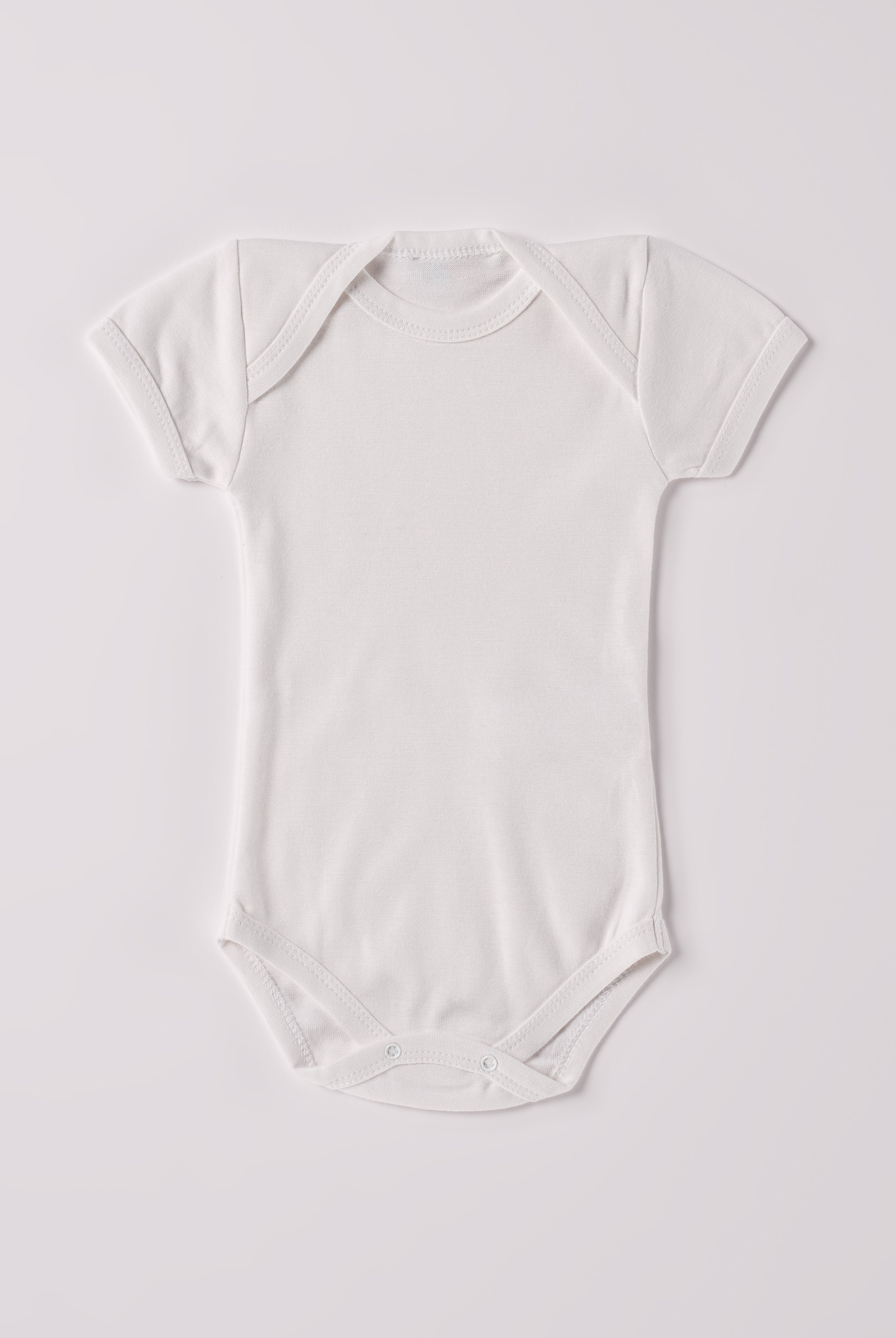 Der kurzarmige Americano, gefertigt aus 70% Bambus und 30% Baumwolle, hat eine perfekte Passform. Kundinnen und Kunden vertrauen auf unseren Schnitt, da dieses Modell ein unkompliziertes und schnelles Anziehen ermöglicht. Ein großer Vorteil der Bambusfaser ist, dass sie wärmeregulierende Eigenschaften hat, sodass die Babys nicht schwitzen. Zudem ist die Bambusfaser allergikerfreundlich. Ein AMIO Firenze Must-Have für jede Grundausstattung.