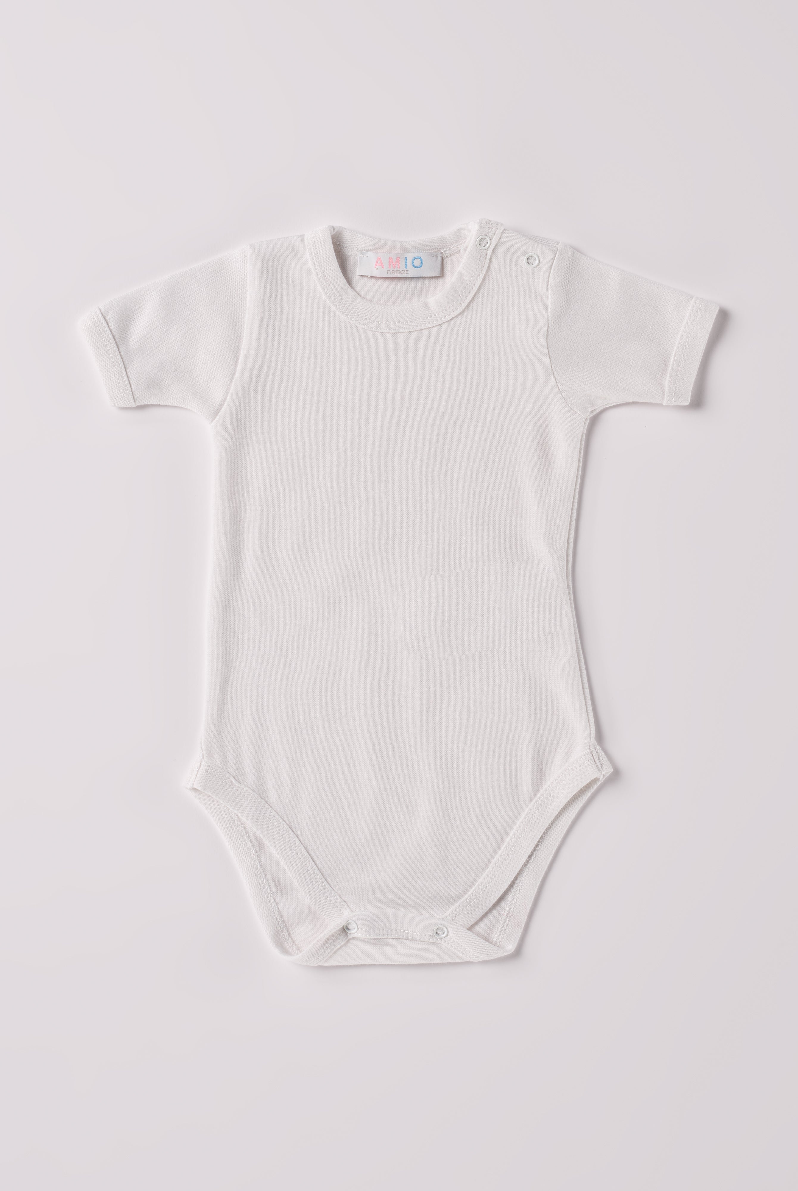 Der weiße Kurzarm-Body, gefertigt aus 70% Bambus und 30% Baumwolle, hat eine perfekte Passform. Kundinnen und Kunden vertrauen auf unseren Schnitt, da dieses Modell mit den Druckknöpfen an der Schulterpartie ein unkompliziertes und schnelles Anziehen ermöglicht. Ein großer Vorteil der Bambusfaser ist, dass sie wärmeregulierende Eigenschaften hat, sodass die Babys nicht schwitzen. Zudem ist die Bambusfaser allergikerfreundlich. Ein AMIO Firenze Must-Have für jede Grundausstattung.