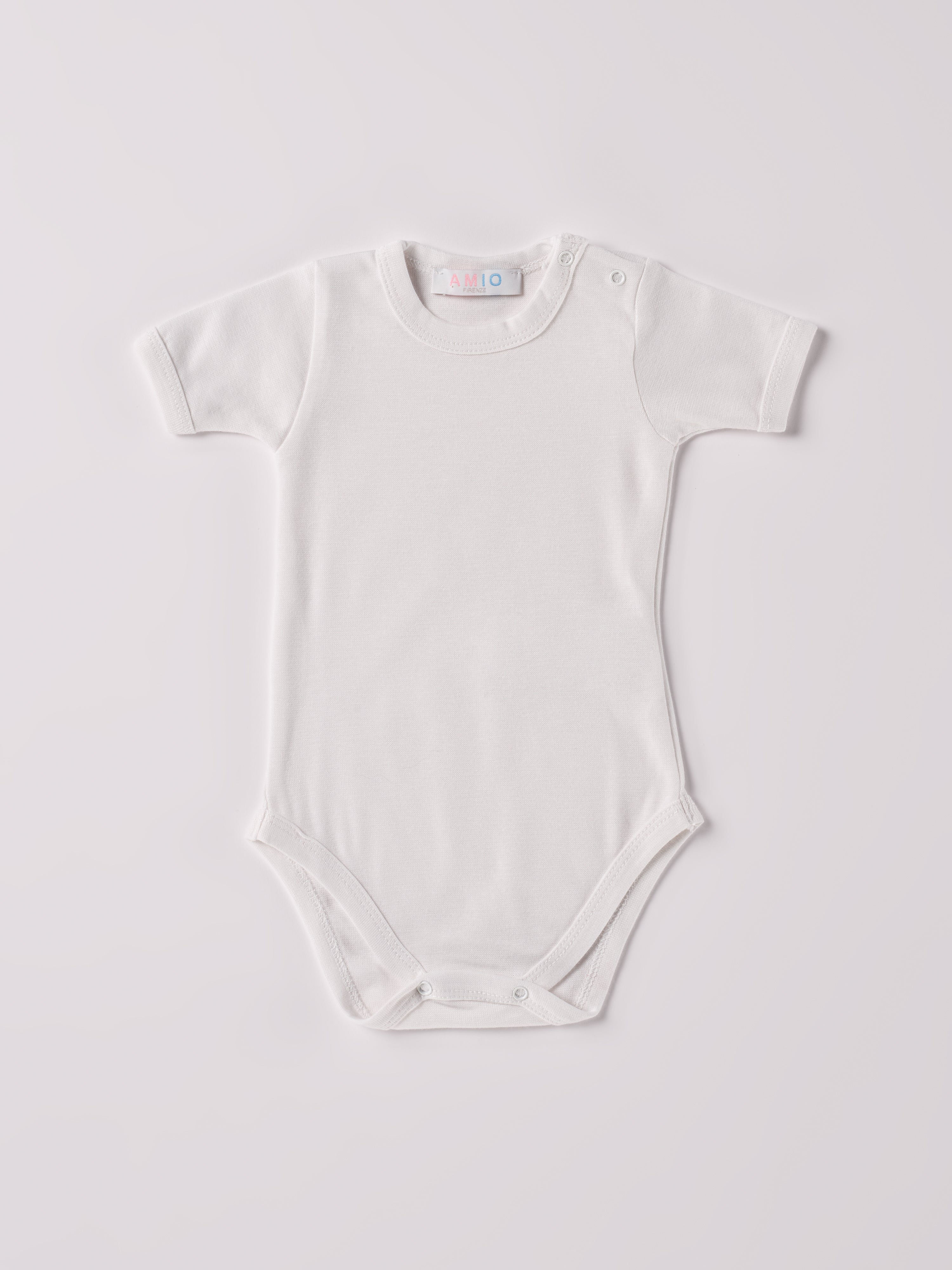 Der weiße Kurzarm-Body, gefertigt aus 70% Bambus und 30% Baumwolle, hat eine perfekte Passform. Kundinnen und Kunden vertrauen auf unseren Schnitt, da dieses Modell mit den Druckknöpfen an der Schulterpartie ein unkompliziertes und schnelles Anziehen ermöglicht. Ein großer Vorteil der Bambusfaser ist, dass sie wärmeregulierende Eigenschaften hat, sodass die Babys nicht schwitzen. Zudem ist die Bambusfaser allergikerfreundlich. Ein AMIO Firenze Must-Have für jede Grundausstattung.