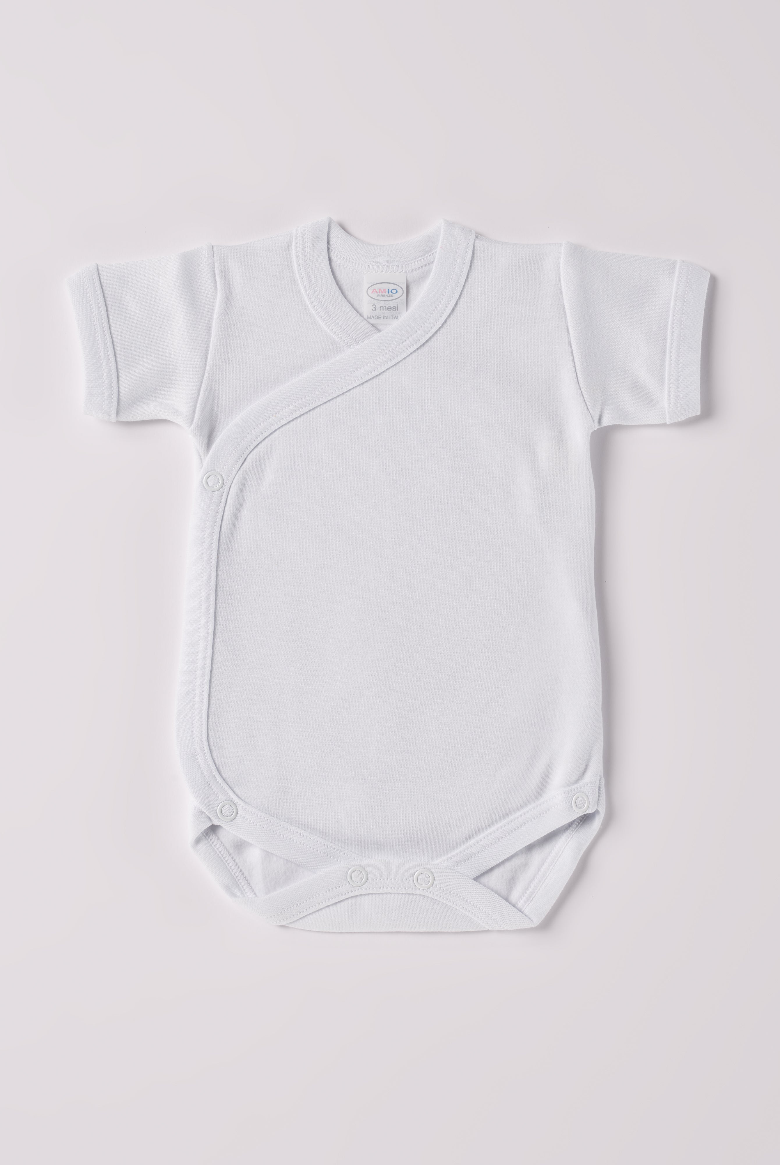 Der kurzarmige Wickelbody, gefertigt aus 100% Baumwolle, hat eine perfekte Passform. Kundinnen und Kunden vertrauen auf unseren Schnitt, da dieses Modell ein unkompliziertes und schnelles Anziehen ermöglicht. Die "flanellartige" Innenseite wurde speziell für zarte Kinderhaut konzipiert und bietet ein besonders sanftes Trageerlebnis. Ein großer Vorteil der flanellartigen Innenseite ist, dass die Kinder weniger schwitzen. Ein AMIO Firenze Must-Have für jede Grundausstattung.