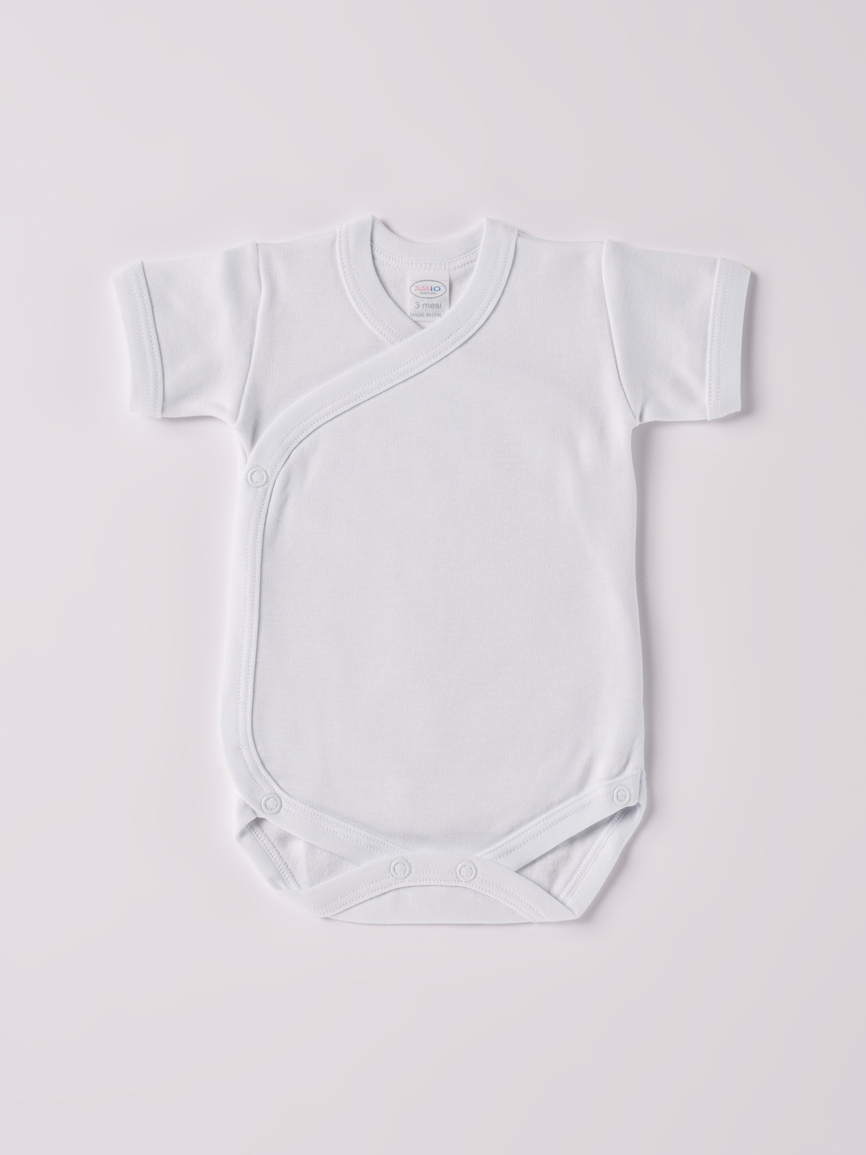 Der kurzarmige Wickelbody, gefertigt aus 100% Baumwolle, hat eine perfekte Passform. Kundinnen und Kunden vertrauen auf unseren Schnitt, da dieses Modell ein unkompliziertes und schnelles Anziehen ermöglicht. Die "flanellartige" Innenseite wurde speziell für zarte Kinderhaut konzipiert und bietet ein besonders sanftes Trageerlebnis. Ein großer Vorteil der flanellartigen Innenseite ist, dass die Kinder weniger schwitzen. Ein AMIO Firenze Must-Have für jede Grundausstattung.