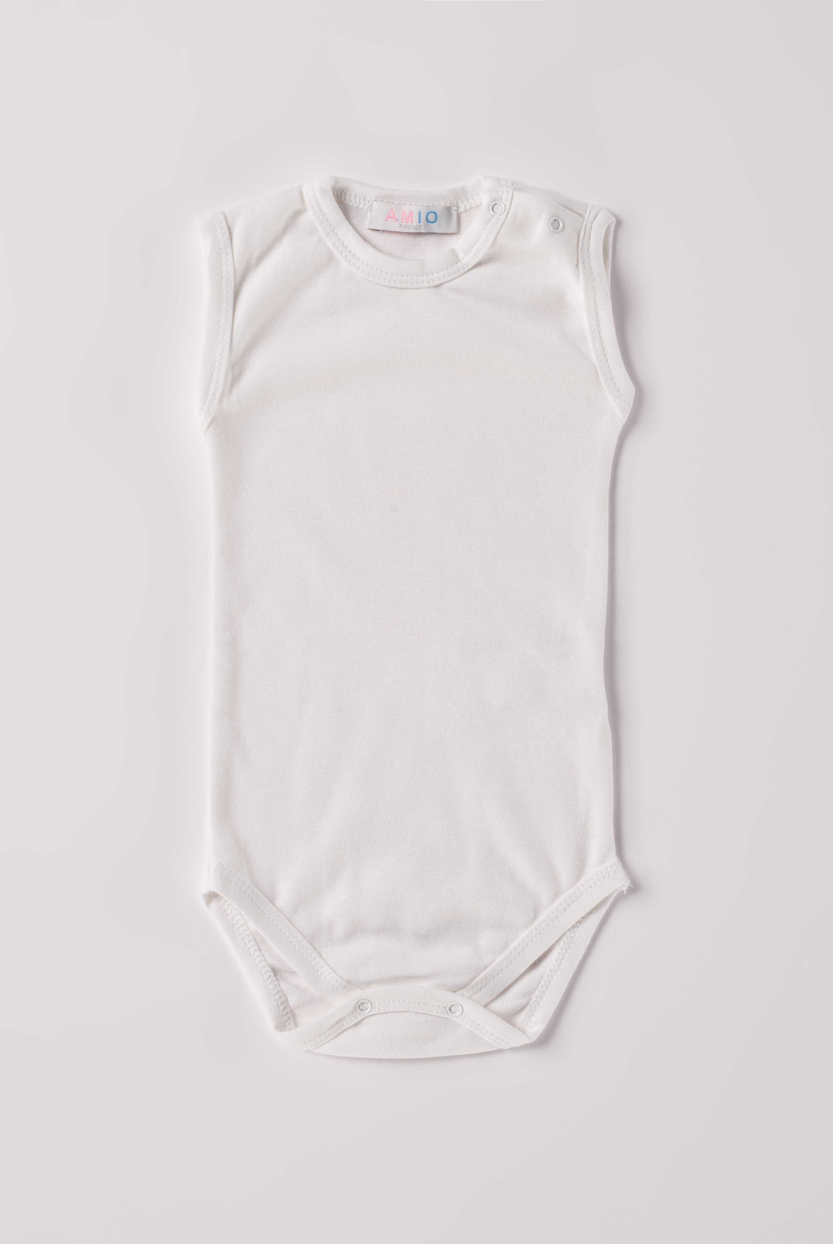 Der ärmellose Body, gefertigt aus 70% Bambus und 30% Baumwolle, hat eine perfekte Passform. Kundinnen und Kunden vertrauen auf unseren Schnitt, da dieses Modell mit den Druckknöpfen an der Schulterpartie ein unkompliziertes und schnelles Anziehen ermöglicht. Ein großer Vorteil der Bambusfaser ist, dass sie wärmeregulierende Eigenschaften hat, sodass die Babys nicht schwitzen. Zudem ist die Bambusfaser allergikerfreundlich. Ein AMIO Firenze Must-Have für jede Grundausstattung.