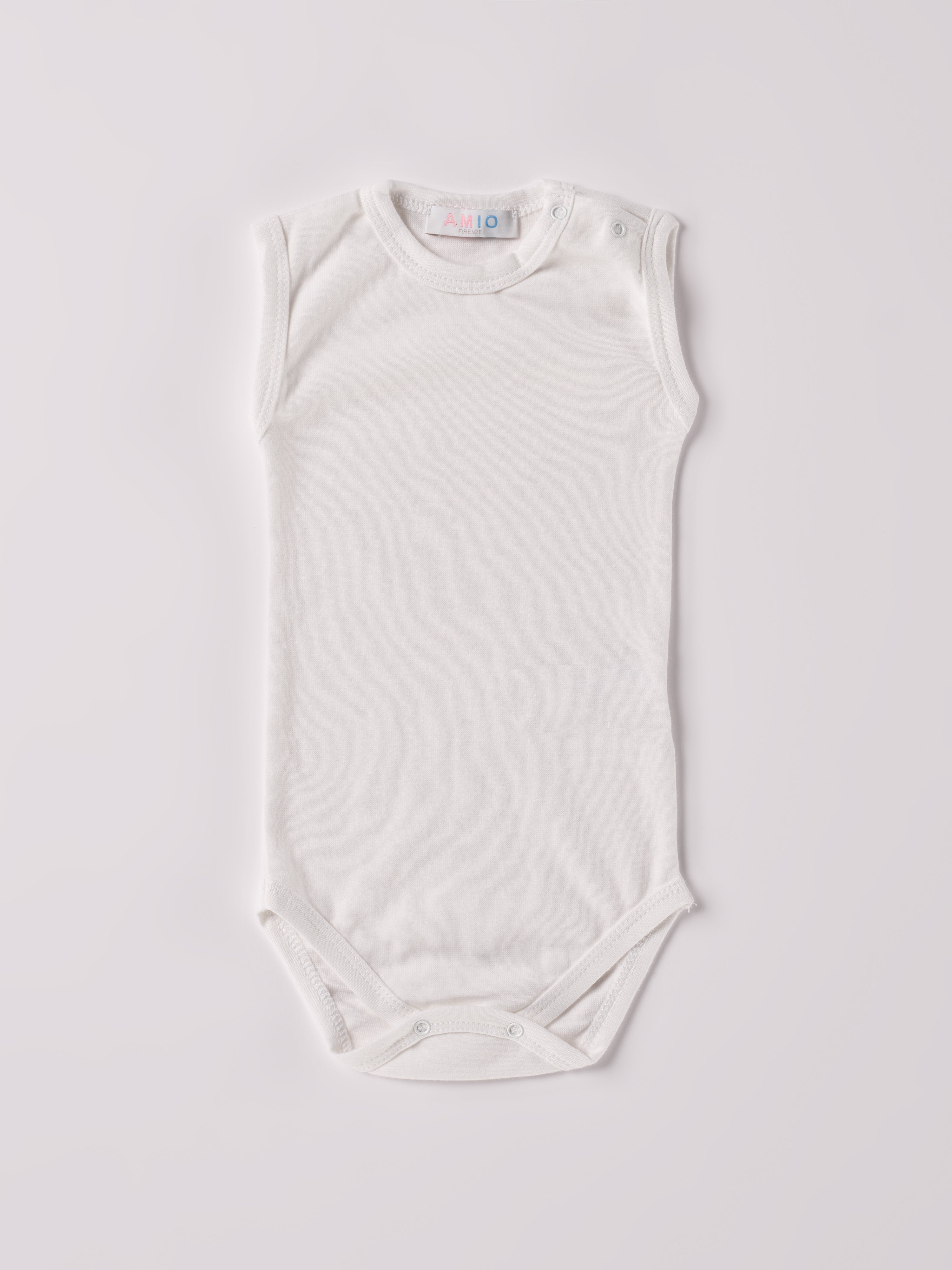 Der ärmellose Body, gefertigt aus 70% Bambus und 30% Baumwolle, hat eine perfekte Passform. Kundinnen und Kunden vertrauen auf unseren Schnitt, da dieses Modell mit den Druckknöpfen an der Schulterpartie ein unkompliziertes und schnelles Anziehen ermöglicht. Ein großer Vorteil der Bambusfaser ist, dass sie wärmeregulierende Eigenschaften hat, sodass die Babys nicht schwitzen. Zudem ist die Bambusfaser allergikerfreundlich. Ein AMIO Firenze Must-Have für jede Grundausstattung.