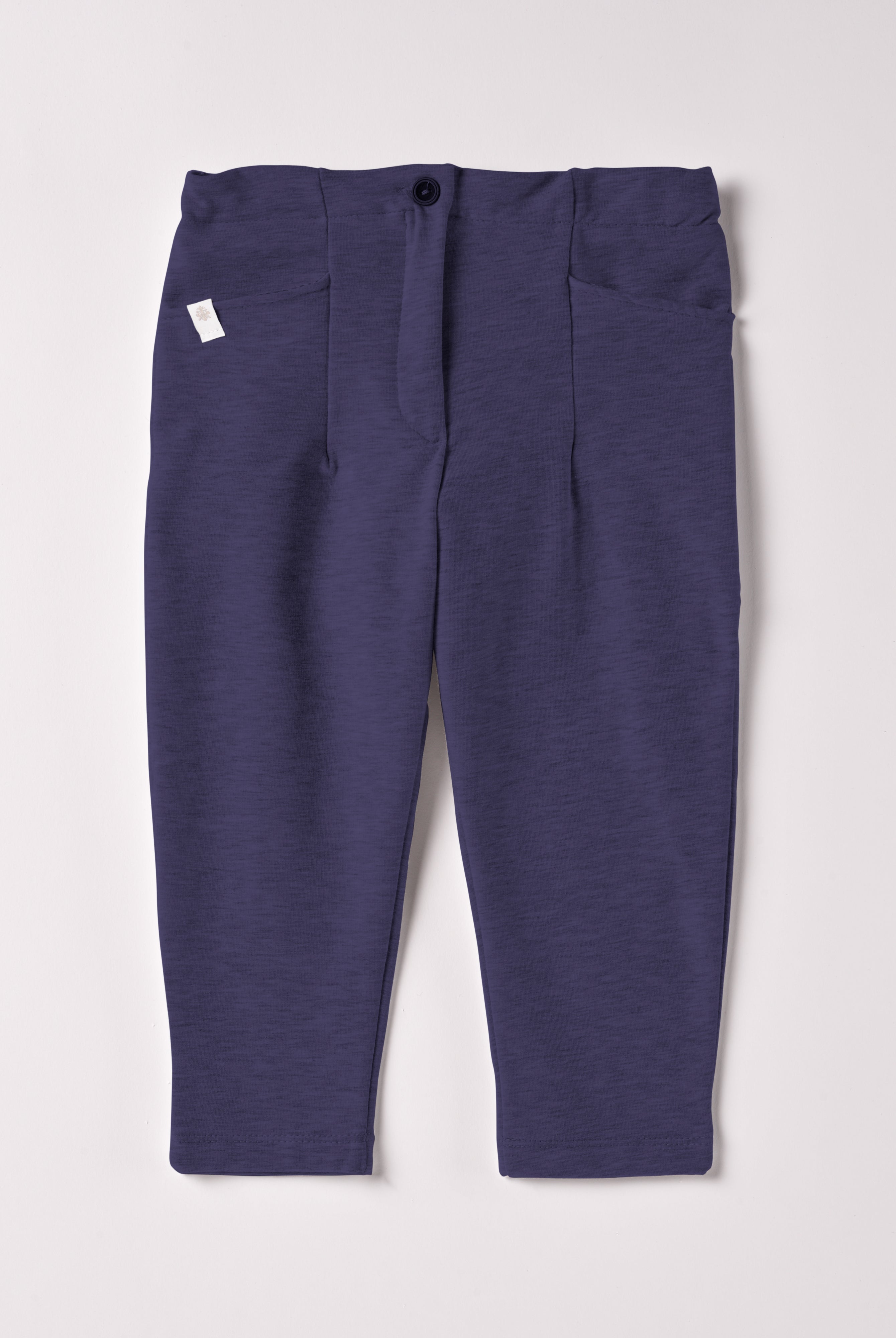 Diese moderne Chinohose mit breitem Schnitt, gefertigt aus Felpa Stoff mit Innenflanell, ist besonders weich und bietet einen hohen Tragekomfort. Die Breite lässt sich durch den elastischen Bund mit Innenknöpfen anpassen. Ein AMIO Firenze Must-Have für jede Grundausstattung.
Höchste Qualität, bestes Preis-Leistungs-Verhältnis MADE IN ITALY.