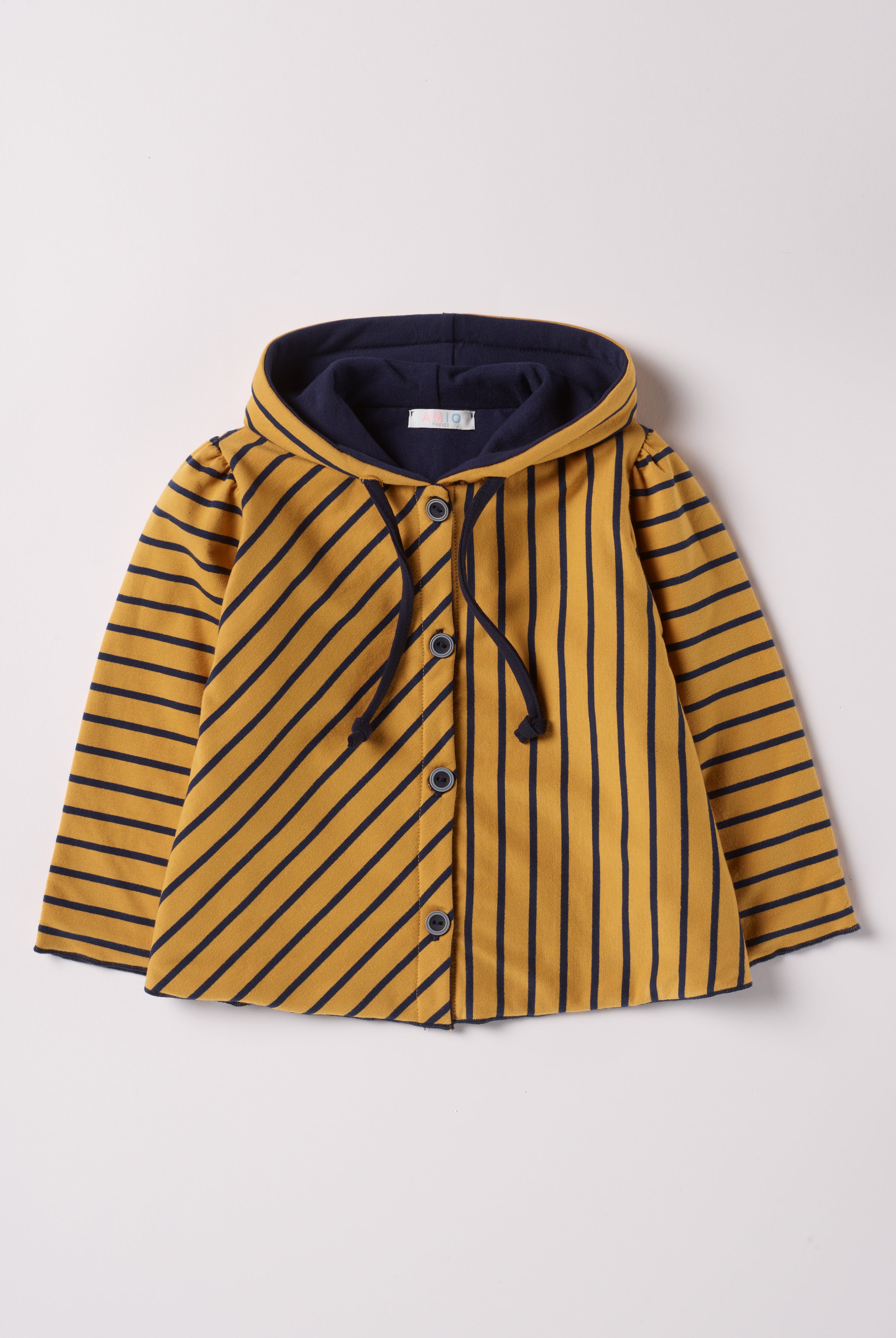 Die Wendejacke aus weicher Baumwolle ist der ideale Begleiter für den Alltag während der kalten Jahreszeit. Die doppelte Stofflage schenkt Wärme und die Kapuze kann somit eine Mütze ersetzen. Durch die Wendemöglichkeit hat man zwei Designs zur Wahl, sowohl für Indoor als auch für Outdoor. Ein AMIO Firenze Must-Have für jede Grundausstattung.
Höchste Qualität, bestes Preis-Leistungs-Verhältnis MADE IN ITALY.