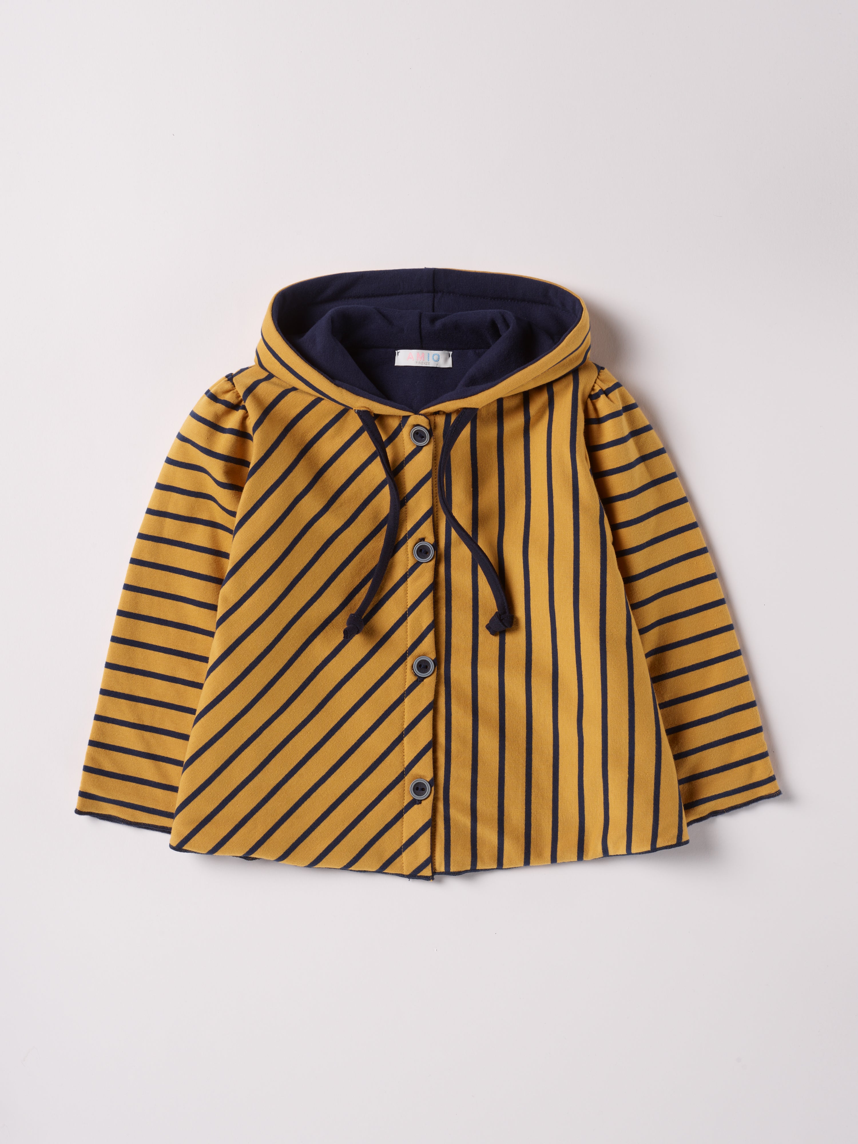 Die Wendejacke aus weicher Baumwolle ist der ideale Begleiter für den Alltag während der kalten Jahreszeit. Die doppelte Stofflage schenkt Wärme und die Kapuze kann somit eine Mütze ersetzen. Durch die Wendemöglichkeit hat man zwei Designs zur Wahl, sowohl für Indoor als auch für Outdoor. Ein AMIO Firenze Must-Have für jede Grundausstattung.
Höchste Qualität, bestes Preis-Leistungs-Verhältnis MADE IN ITALY.