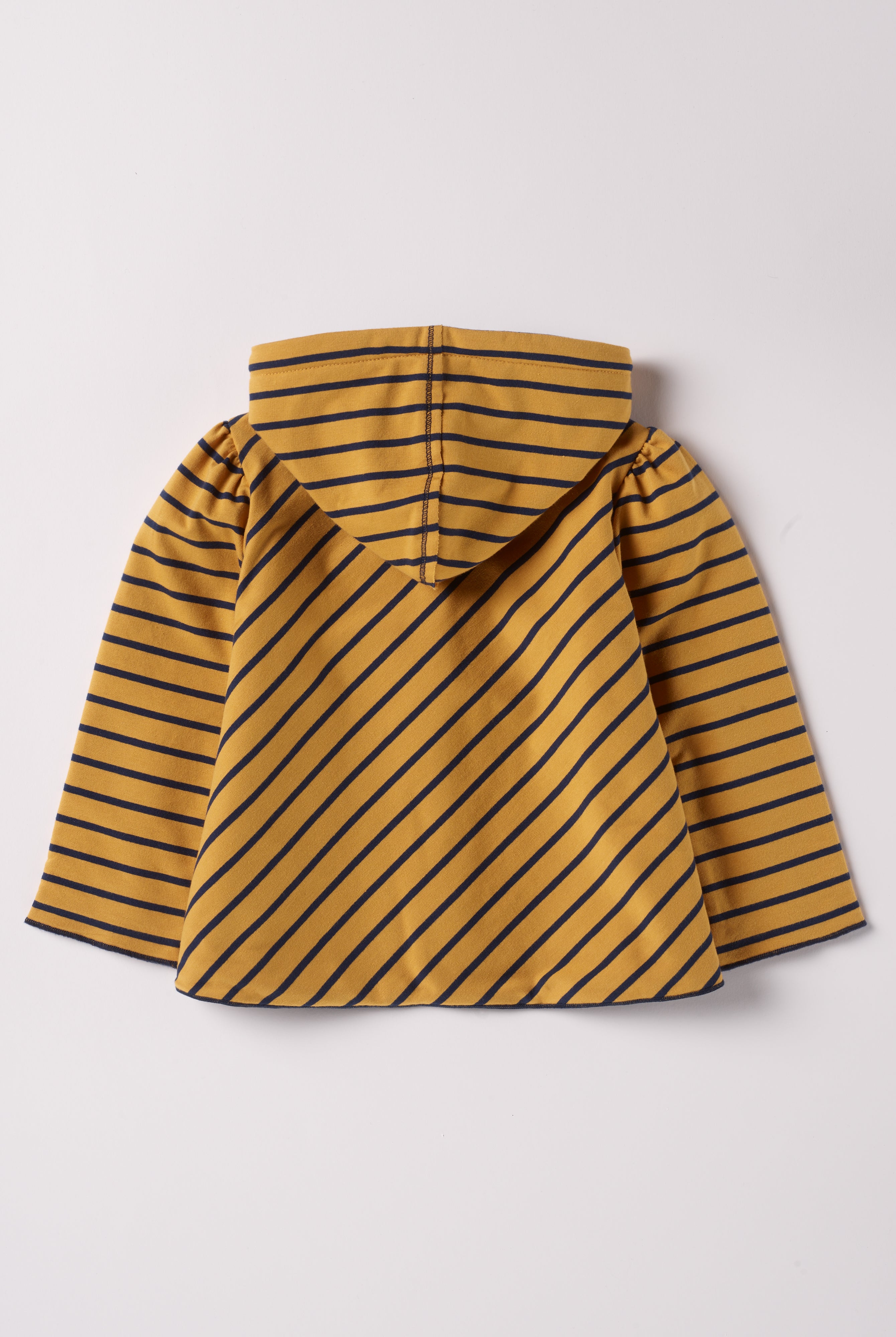 Die Wendejacke aus weicher Baumwolle ist der ideale Begleiter für den Alltag während der kalten Jahreszeit. Die doppelte Stofflage schenkt Wärme und die Kapuze kann somit eine Mütze ersetzen. Durch die Wendemöglichkeit hat man zwei Designs zur Wahl, sowohl für Indoor als auch für Outdoor. Ein AMIO Firenze Must-Have für jede Grundausstattung.
Höchste Qualität, bestes Preis-Leistungs-Verhältnis MADE IN ITALY.